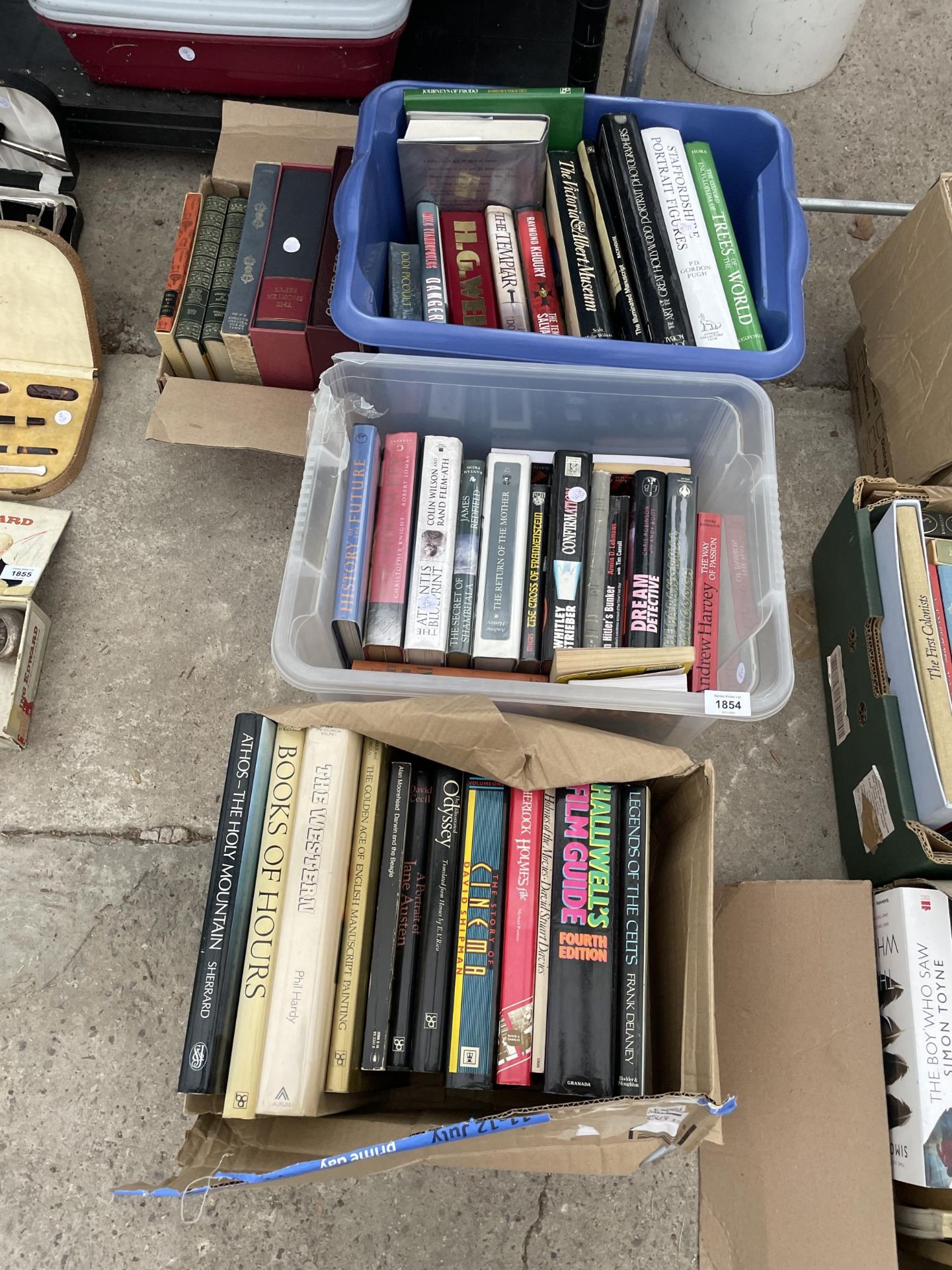 A LARGE QUANTITY OF ASSORTED BOOKS