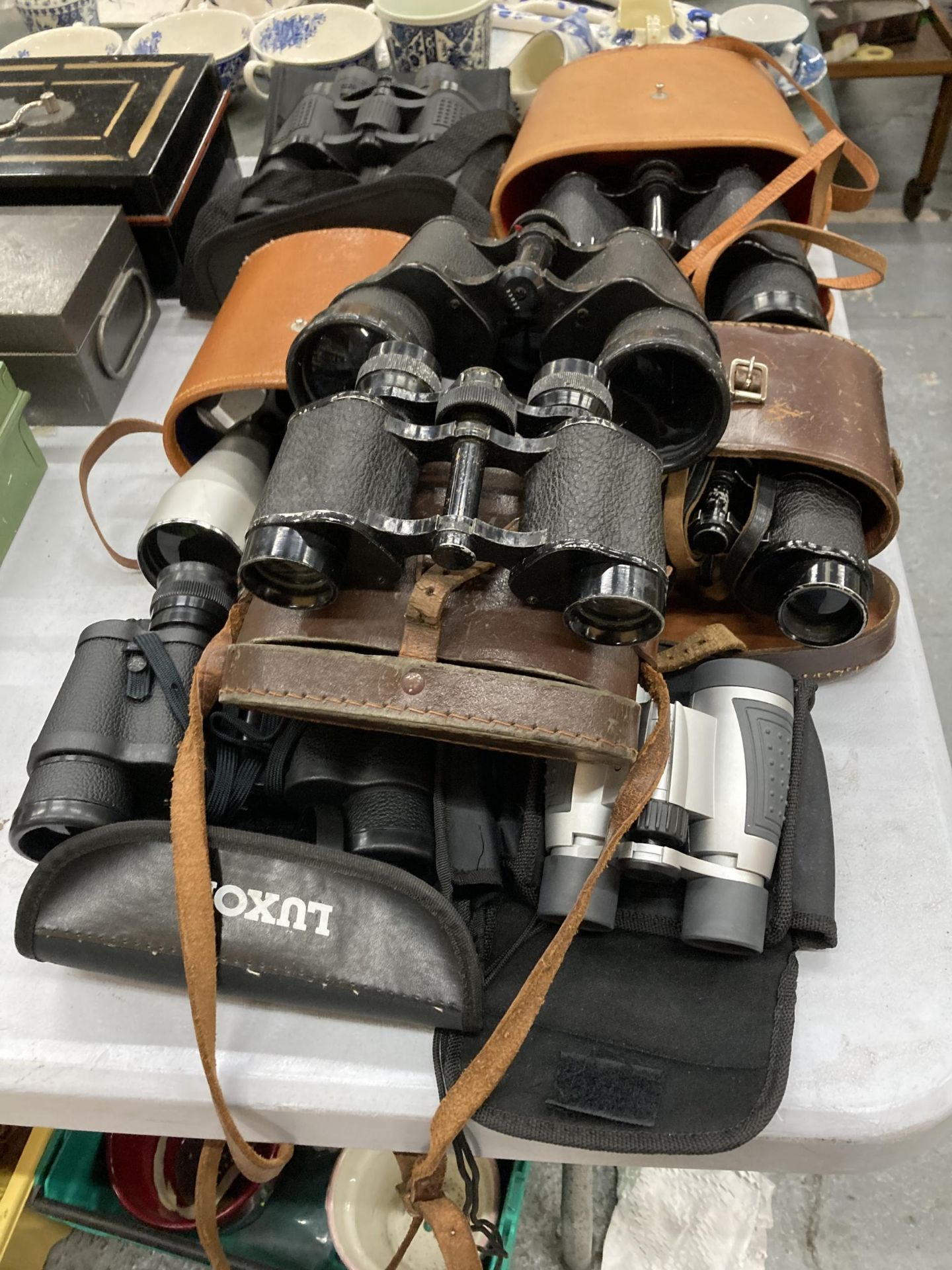 A COLLECTION OF BINOCULARS TO INCLUDE VINTAGE CASED EXAMPLES ETC - Image 2 of 4