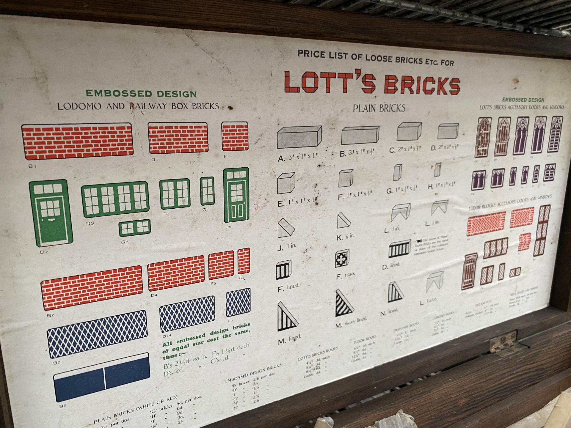 A WOODEN LOTT'S BRICKS ACCESSORIES BOX AND CONTENTS - Image 4 of 6