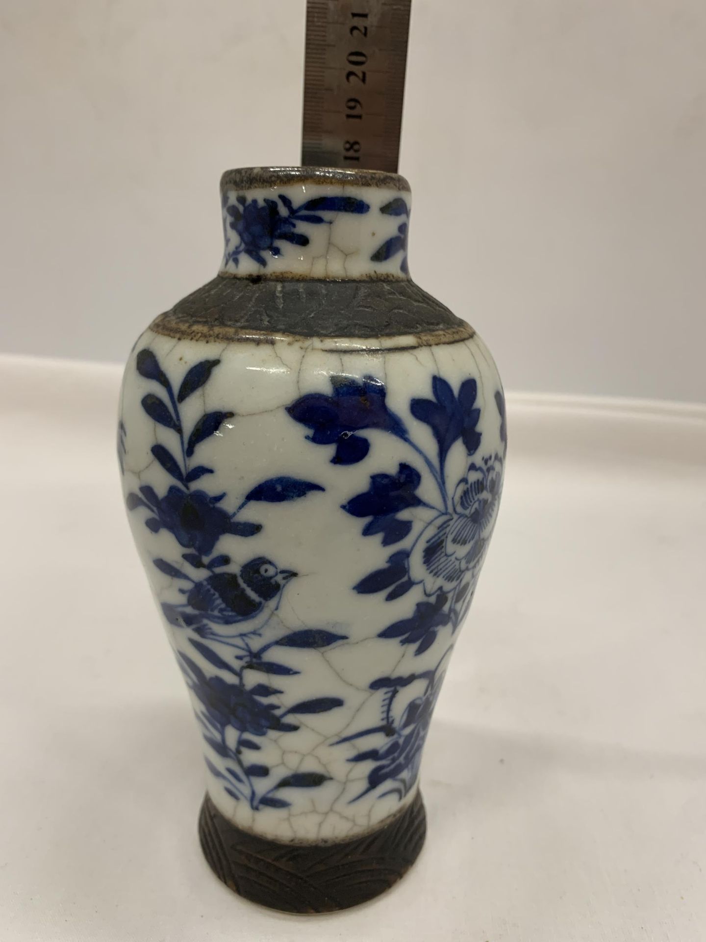 A LATE 19TH / EARLY 20TH CENTURY CHINESE BLUE AND WHITE CRACKLE GLAZE PORCELAIN VASE, FOUR CHARACTER - Image 5 of 5