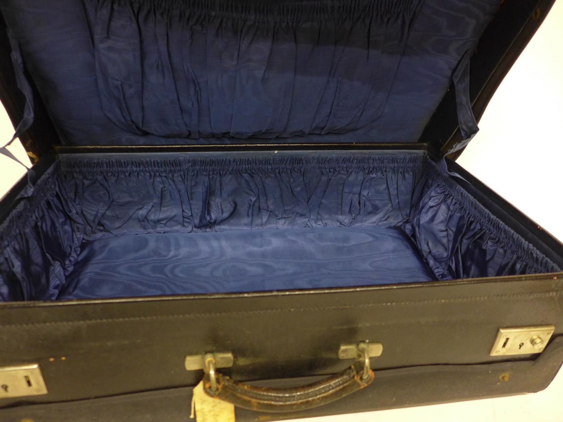 A WORLD WAR II PERIOD FRENCH LEATHER SUITCASE WITH OUTER COVER, SIMILAR TO ONES USED BY THE FRENCH - Bild 2 aus 2