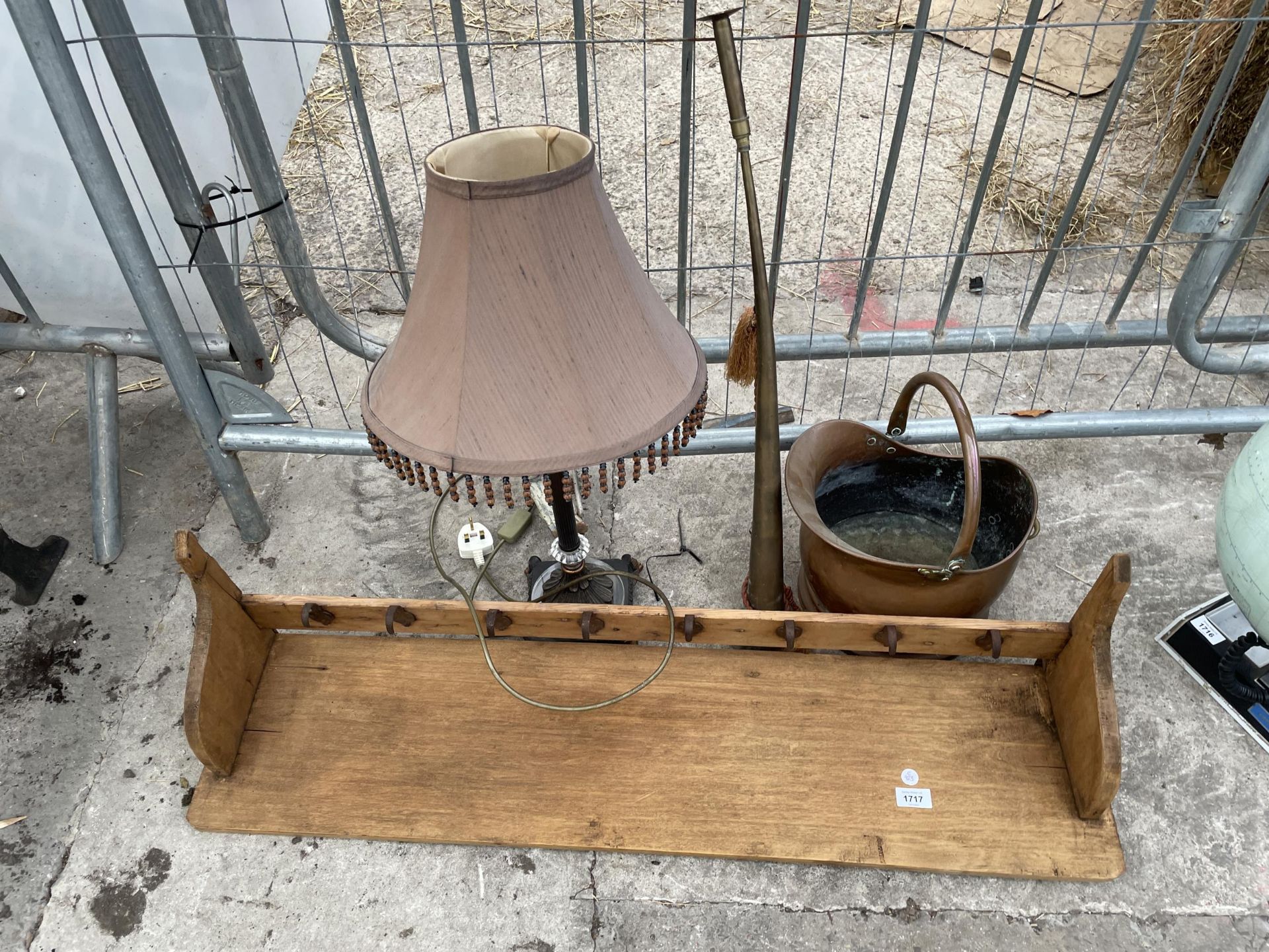 AN ASSORTMENT OF VINTAGE ITEMS TO INCLUDE A HUNTING HORN AND A COPPER COAL BUCKET ETC