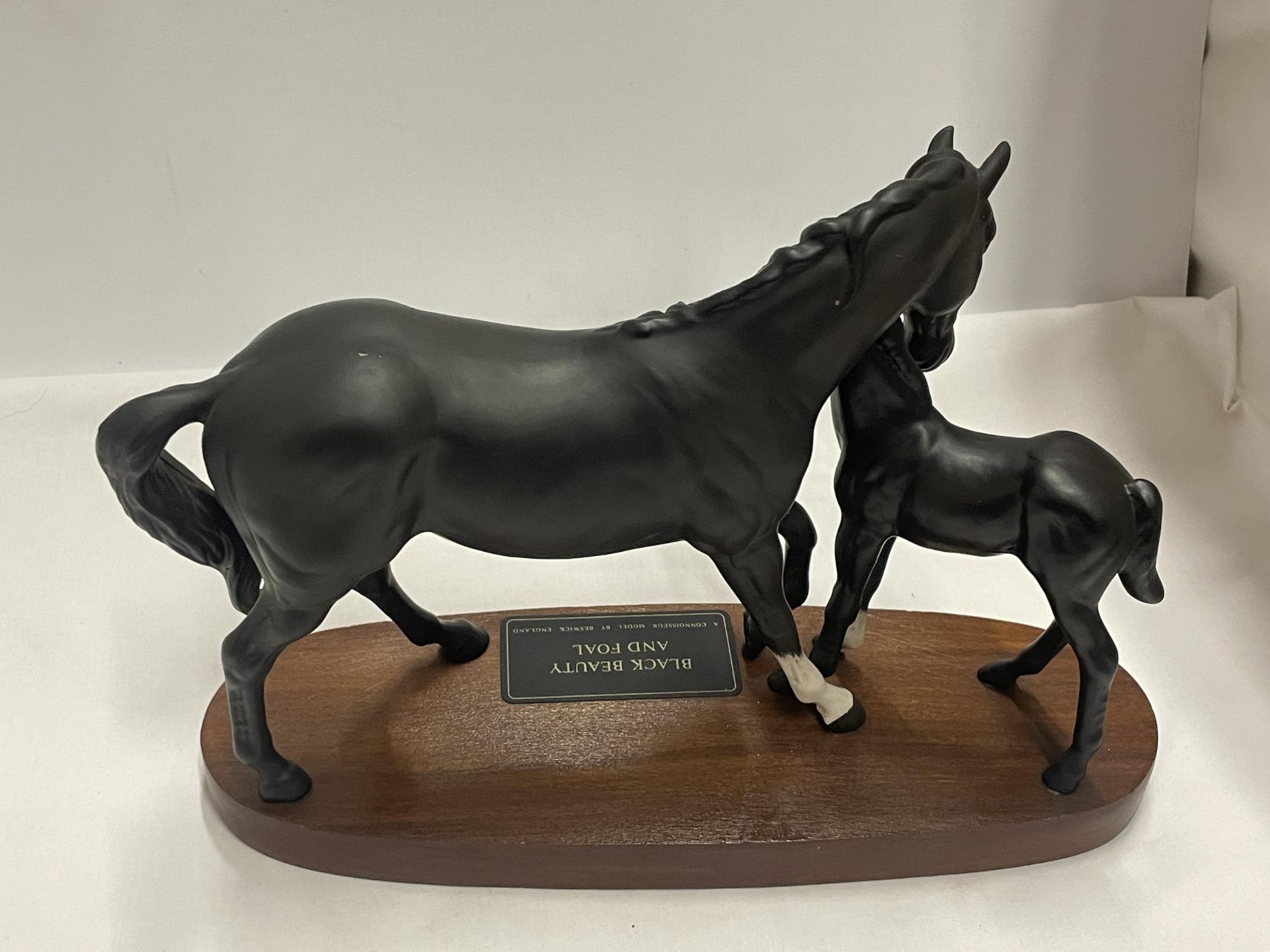 A BESWICK BLACK BEAUTY AND FOAL ON A BASE - Image 3 of 3
