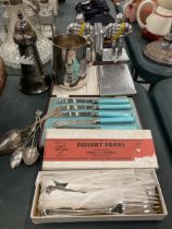 A QUANTITY OF VINTAGE FLATWARE TO INCLUDE A CASED SET OF BUTTER KNIVES WITH BLUE HANDLES, DESSERT