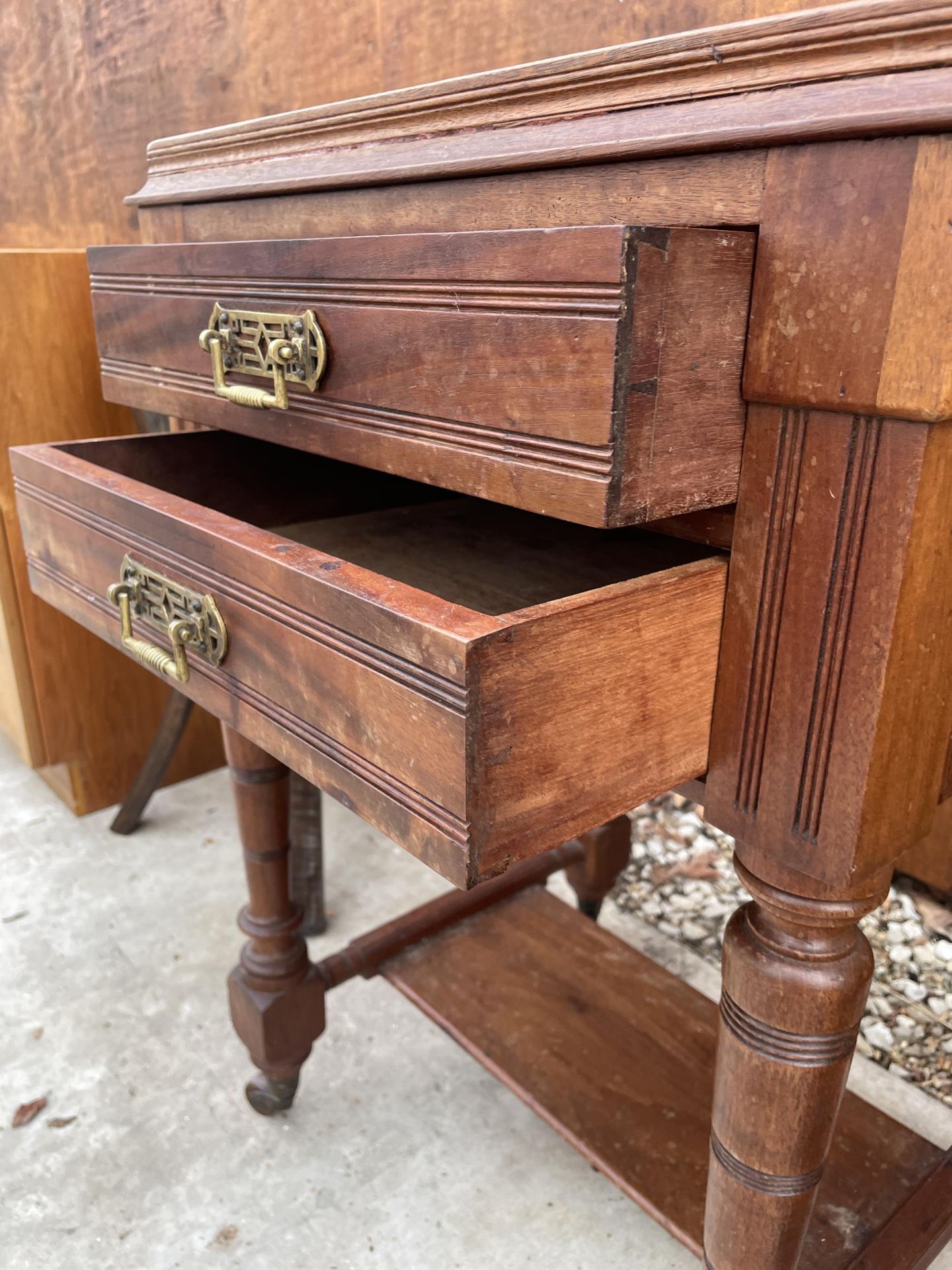 AN EDWARDIAN MAHOGANY SMALL TWO DRAWER SIDE TABLE ON TURNED LEGS, 22" WIDE - Image 3 of 3