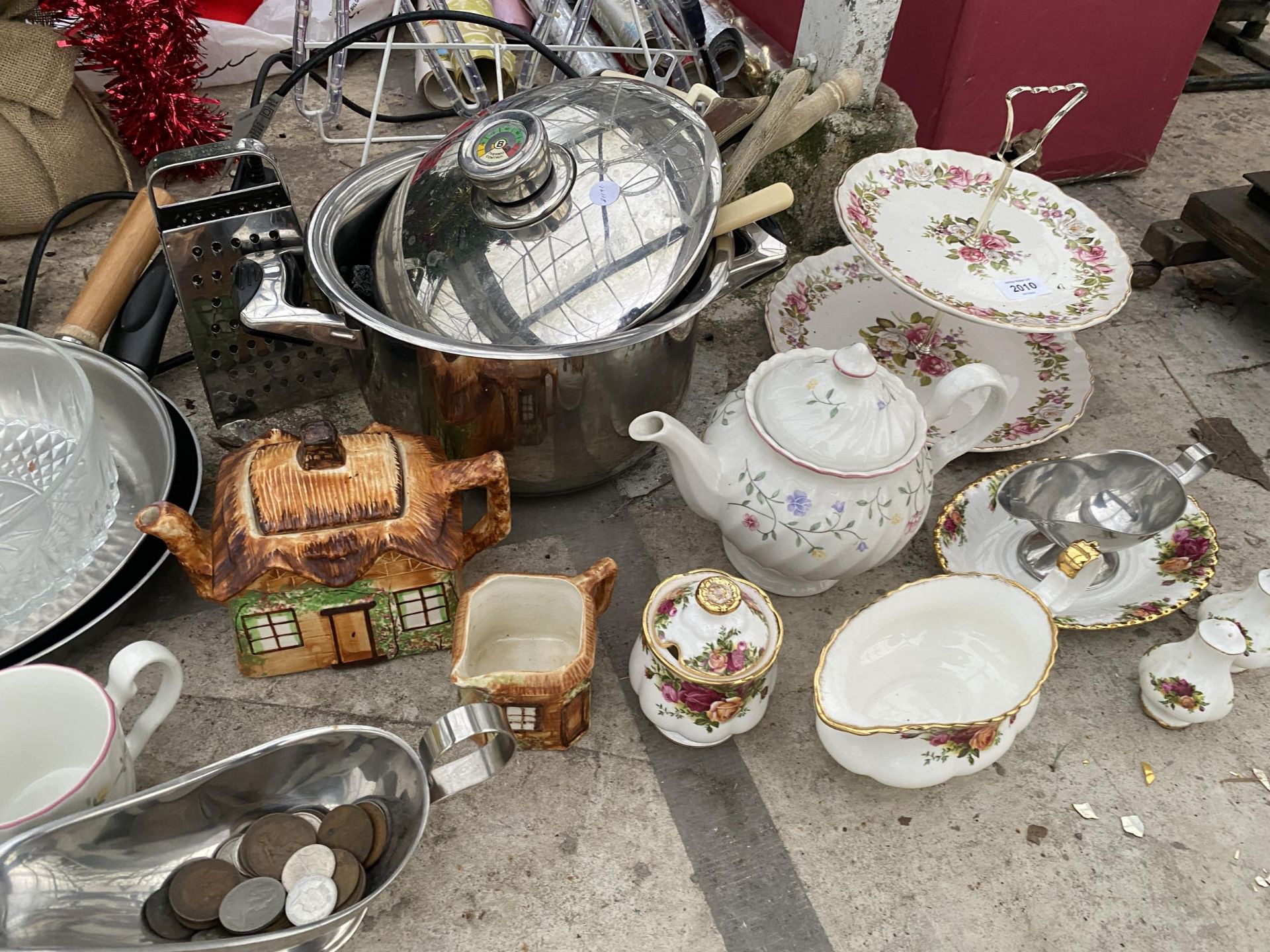AN ASSORTMENT OF ITEMS TO INCLUDE CERAMICS AND GLASS WARE ETC - Image 2 of 3