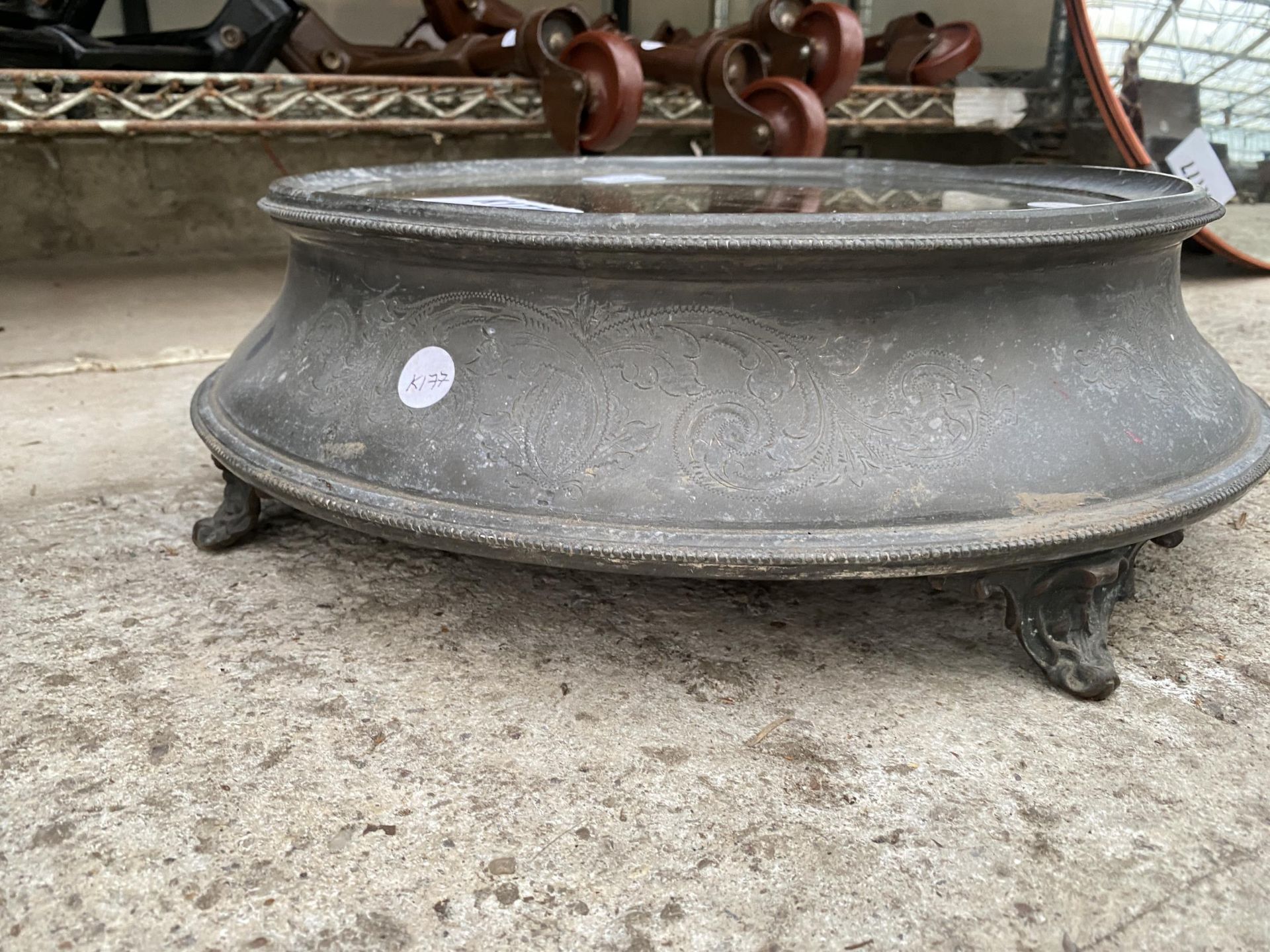 A MIRRORED PEWTER CAKE STAND WITH BRASS FEET - Image 2 of 3