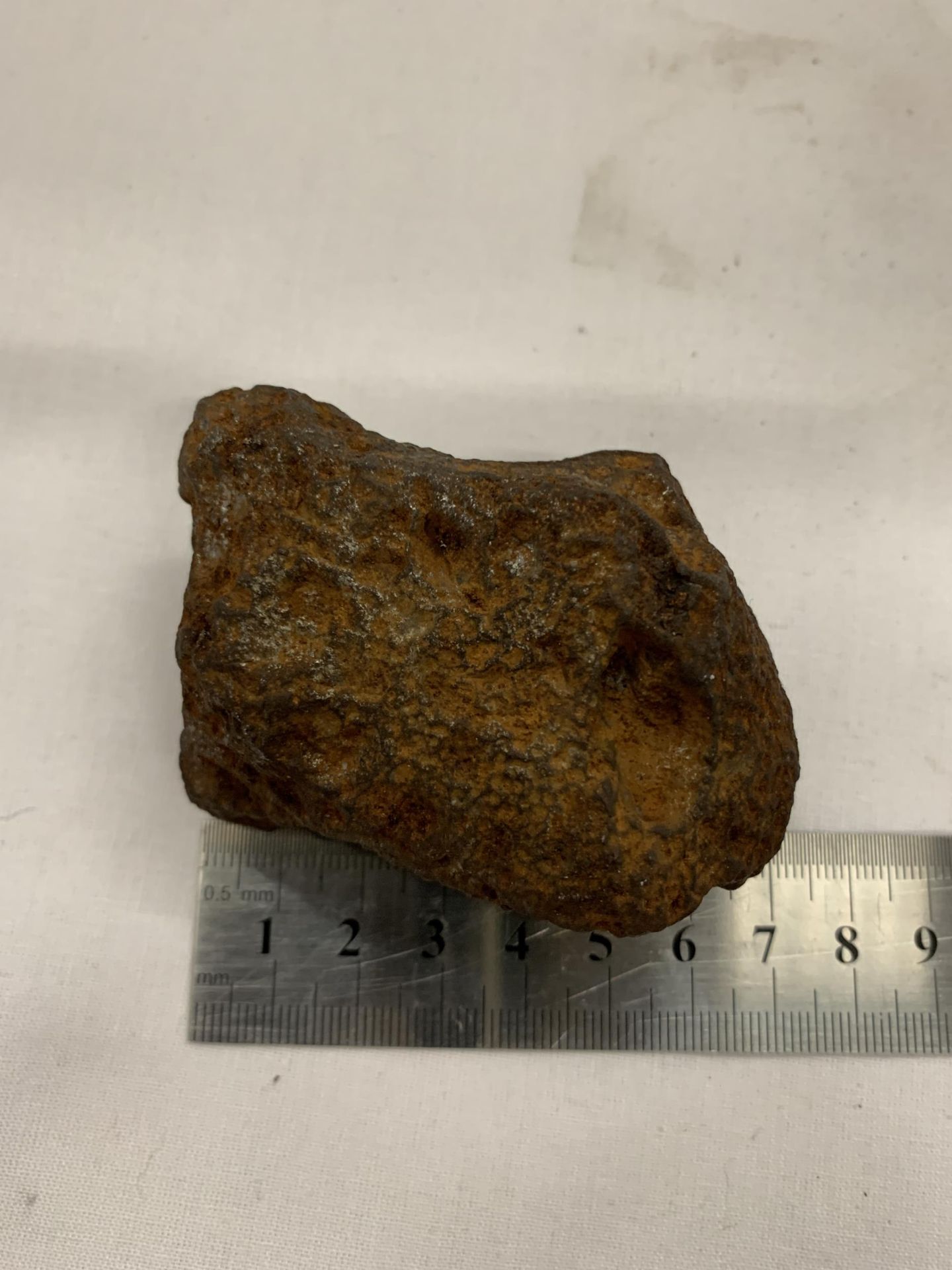 A SMALL METEORITE ROCK, AROUND 1KG, LENGTH 7CM - Image 4 of 4
