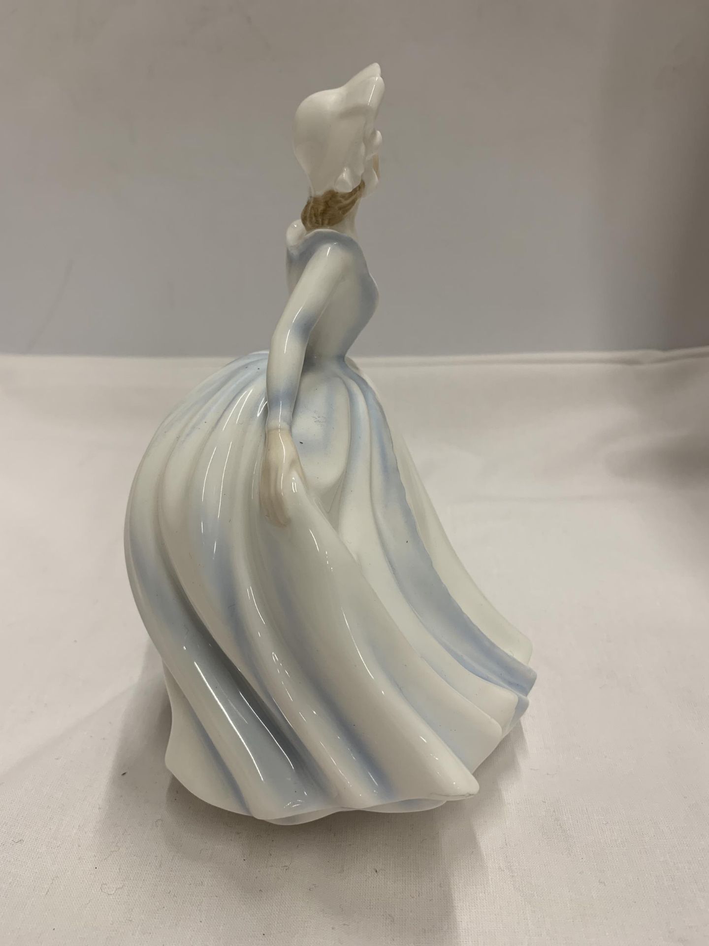 A ROYAL DOULTON LADY FIGURE IN BLUE DRESS - Image 5 of 6