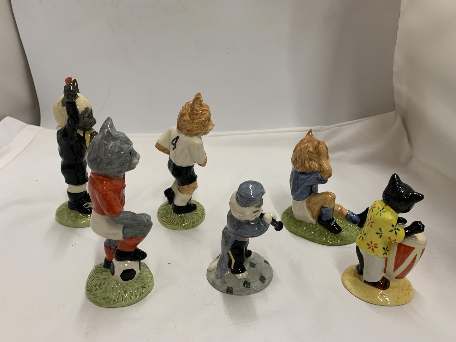 A COLLECTION OF FOUR BOXED BESWICK FOOTBALLING FELINES CATS AND TWO FURTHER BESWICK MODELS - Image 5 of 8