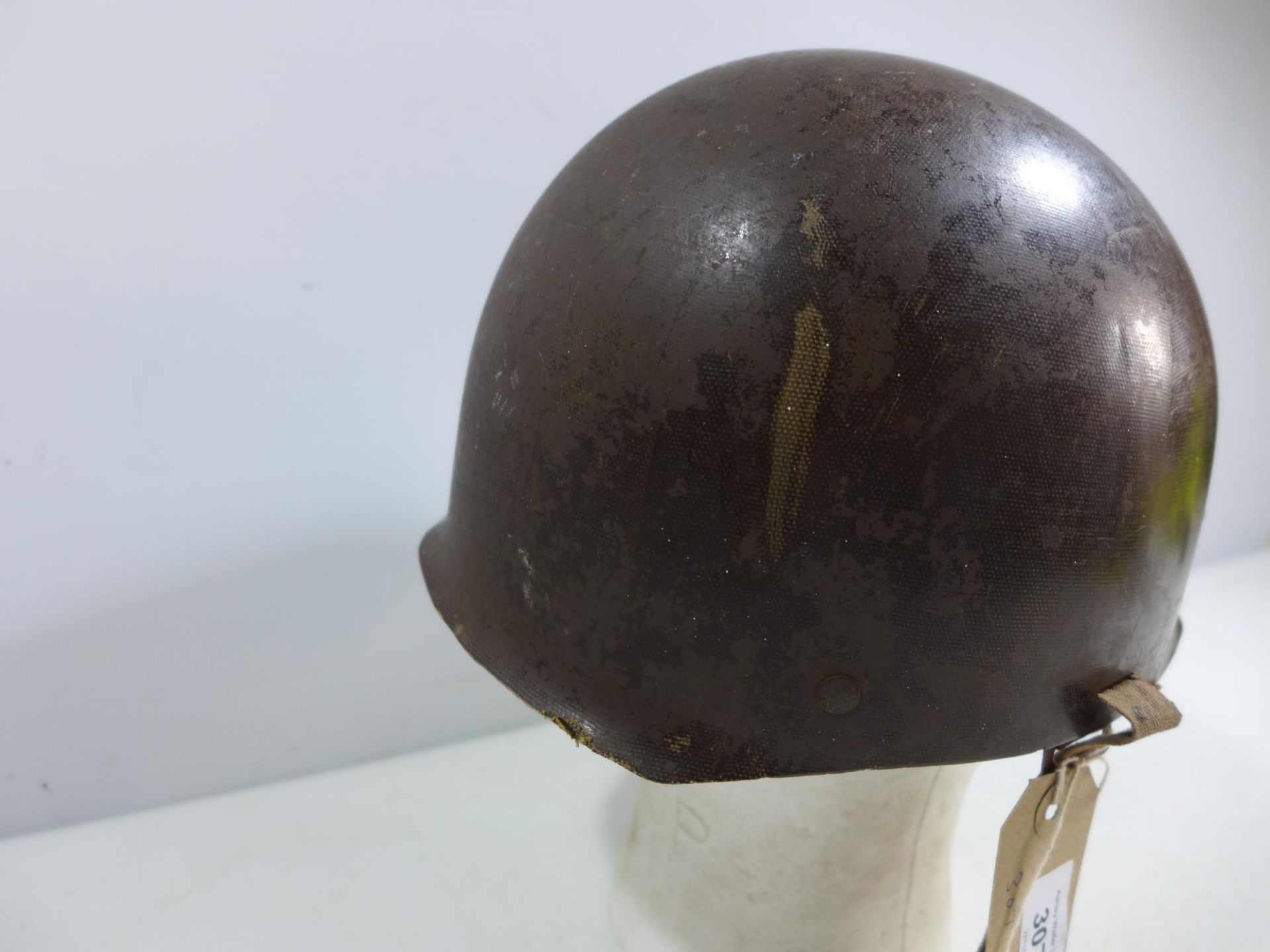 A MILITARY HELMET AND LINER - Image 3 of 4