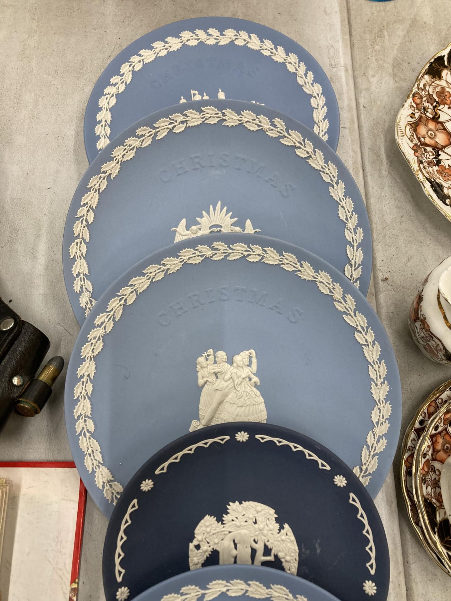 A GROUP OF WEDGWOOD JASPERWARE YEAR PLATES - Bild 3 aus 3