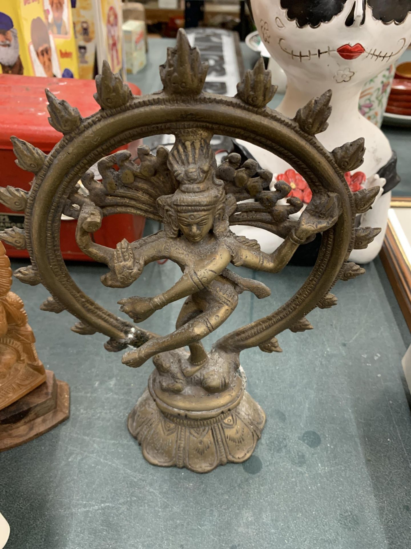 A COLLECTION OF ASIAN DEITIES TO INCLUDE A CERAMIC BUDDAH'S HEAD AND A CAST NATARAJA - 7 IN TOTAL - Image 4 of 5