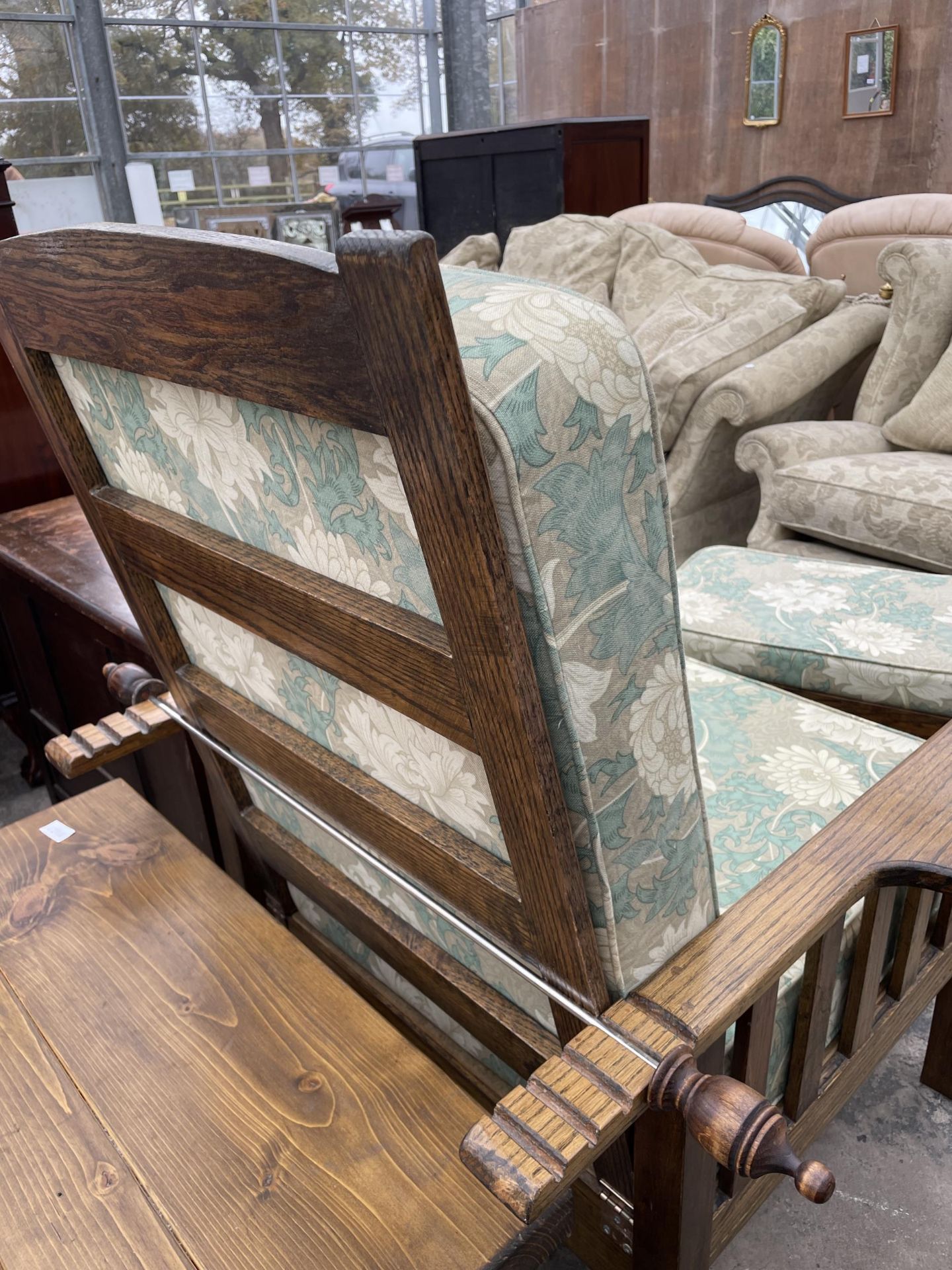 AN OAK FRAMED RECLINER CHAIR AND MATCHING STOOL - Image 4 of 4