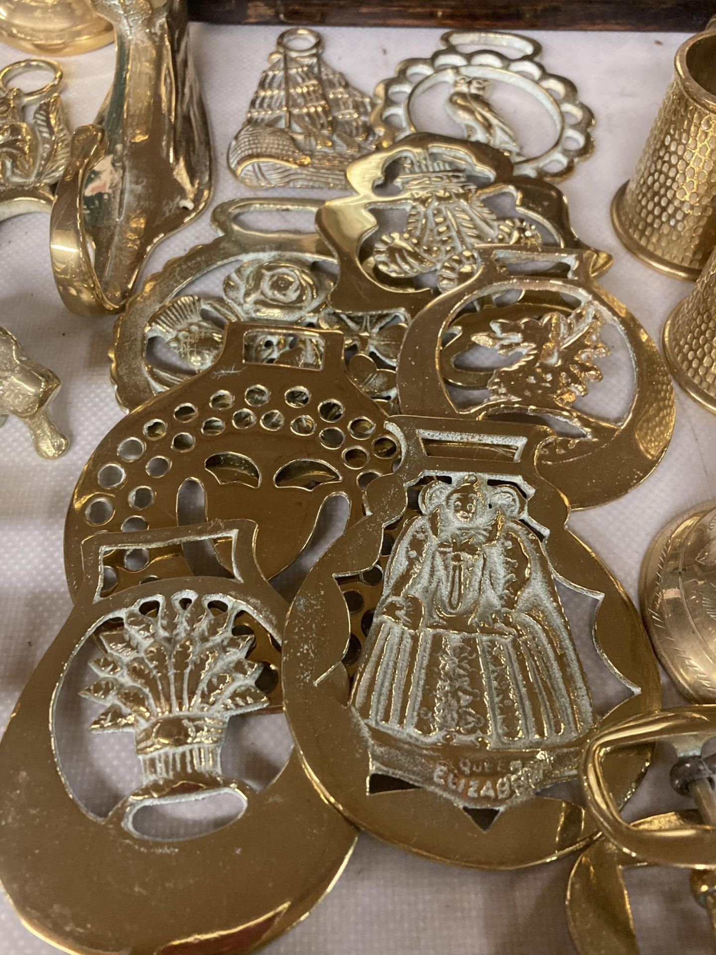 A COLLECTION OF BRASS WARE ITEMS, HORSE BRASSES, FIGURES, VASES, J.JENNINGS , WARFORD, HUB CAPS, OAK - Bild 2 aus 5