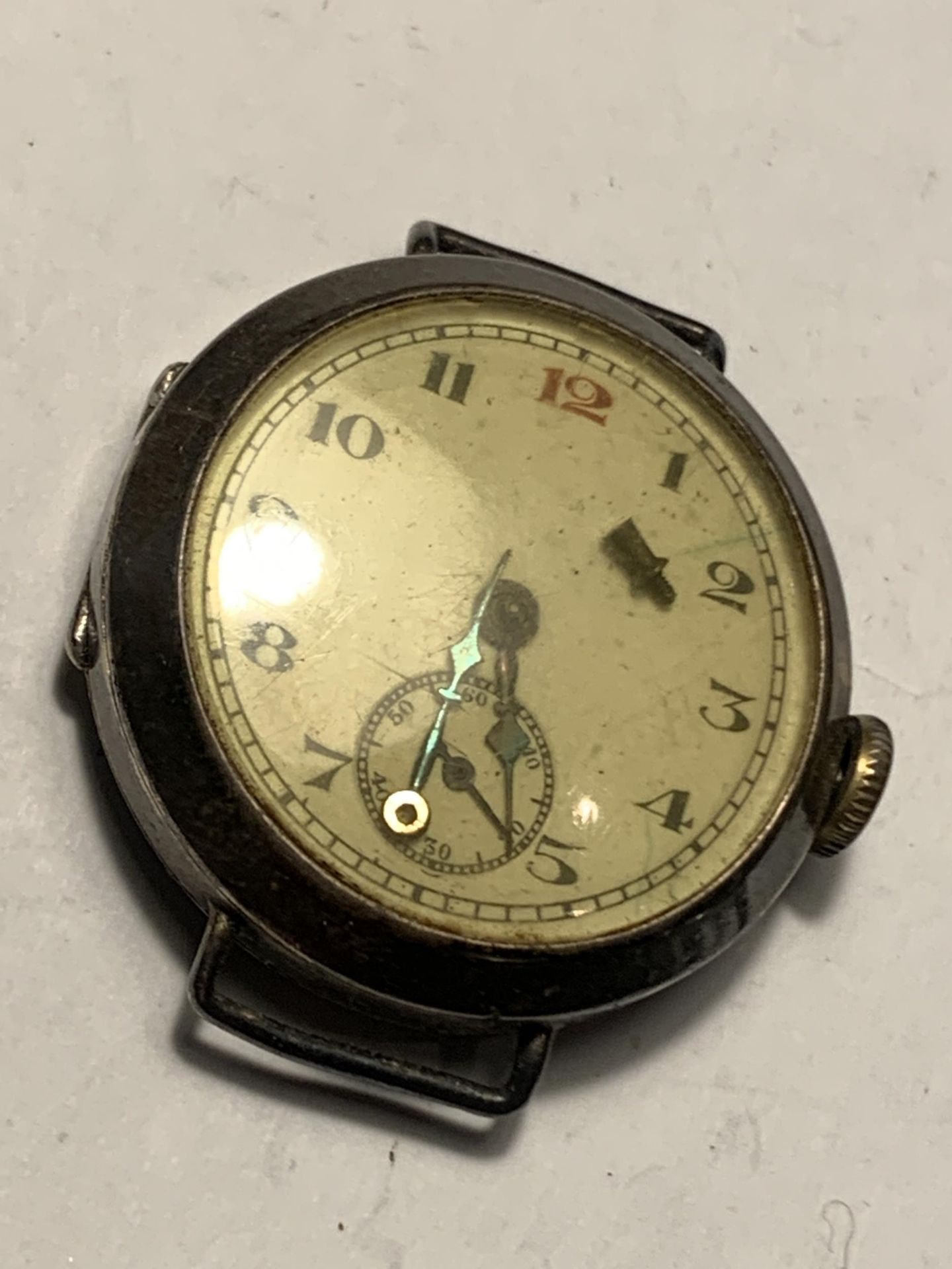 FOUR VARIOUS WATCHES FOR SPARES OR REPAIR TO INCLUDE A SILVER POCKET WATCH - Image 4 of 6