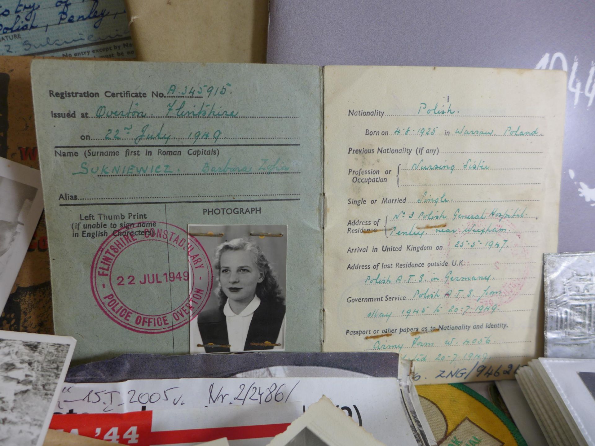 A LARGE COLLECTION OF POLISH WORLD WAR II AND LATER EPHEMERA, TO INCLUDE PHOTOS, BADGES, IDENTITY - Image 3 of 10