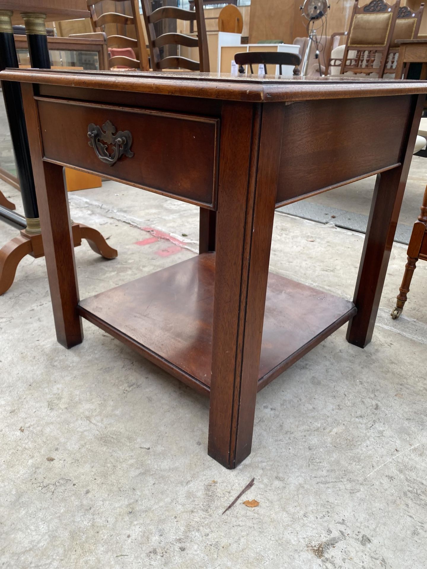 A MODERN MAHOGANY TWO TIER LAMP TABLE, 22" SQUARE WITH SINGLE DRAWER - Image 2 of 2
