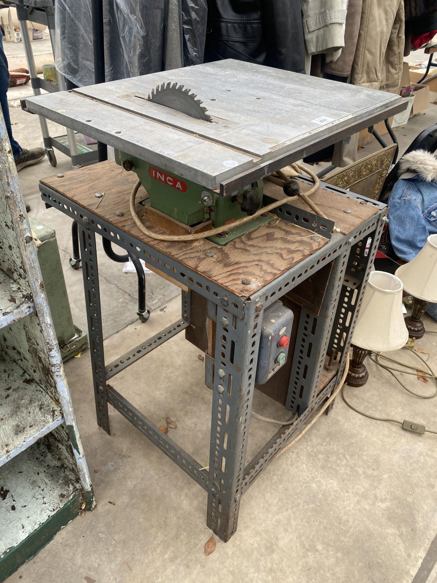 AN ELECTRIC WORKSHOP TABLE SAW - Bild 2 aus 2