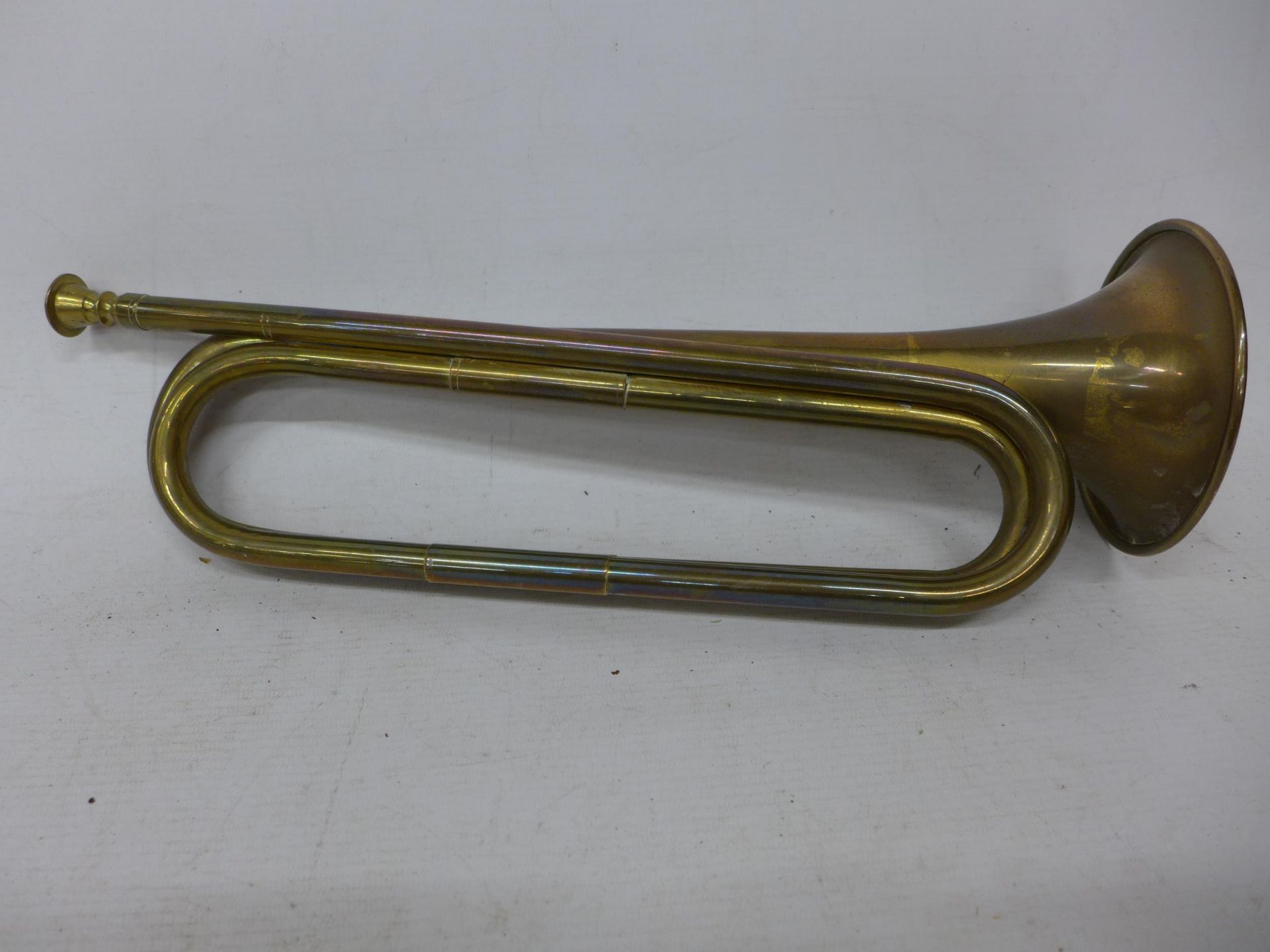 A VINTAGE BRASS TRUMPET, LENGTH 40CM