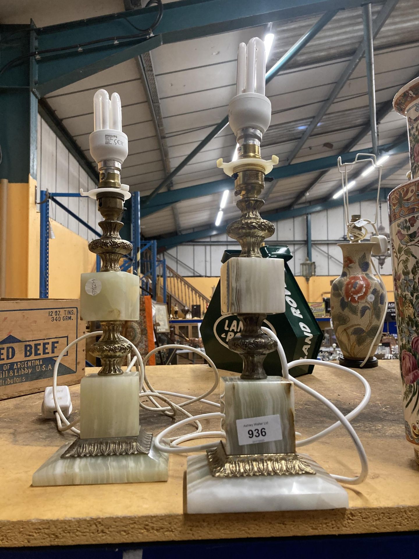 A VINTAGE PAIR OF ONYX AND BRASS TABLE LAMPS, HEIGHT APPROX 31CM