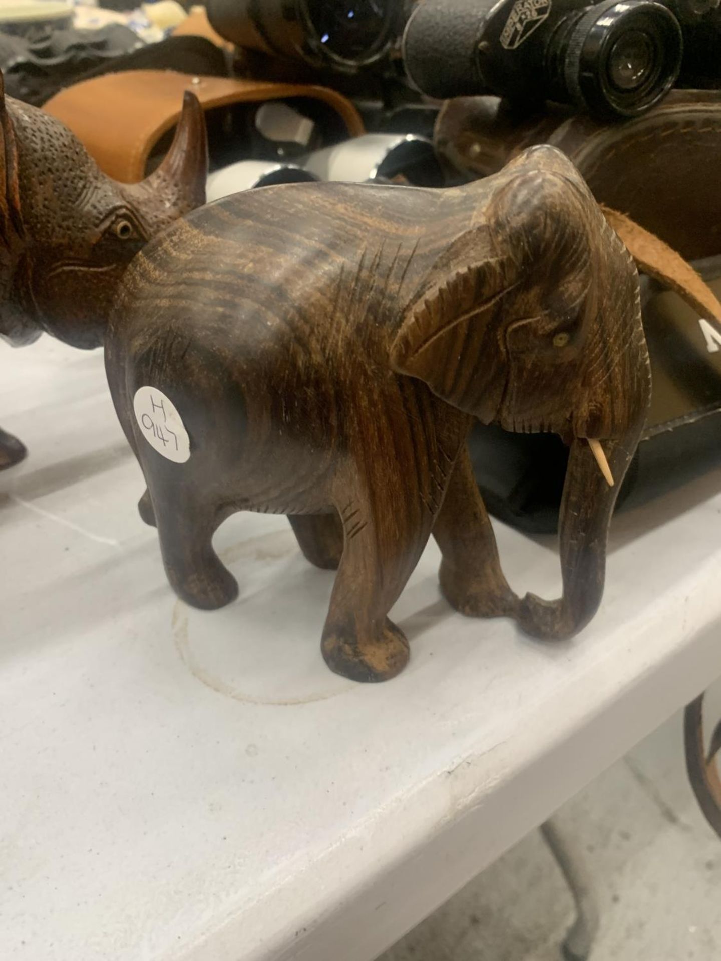 TWO VINTAGE WOODEN ANIMAL FIGURES TO INCLUDE A CARVED RHINOCEROS - Image 3 of 5