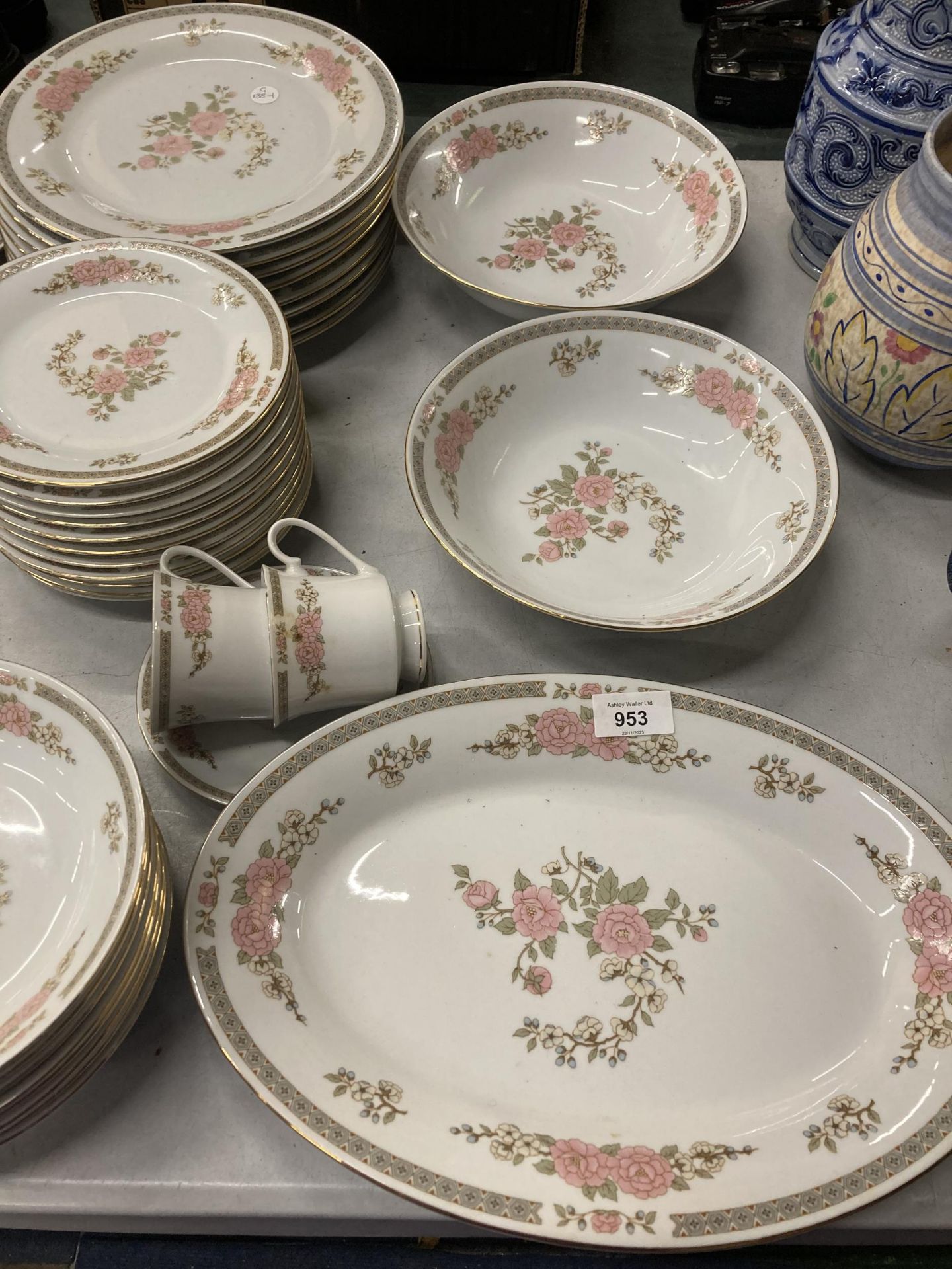 A 'CROWN MING' PART DINNER SERVICE TO INCLUDE SERVING PLATES, SEVING TUREENS, DINNER AND SIDE - Image 2 of 5