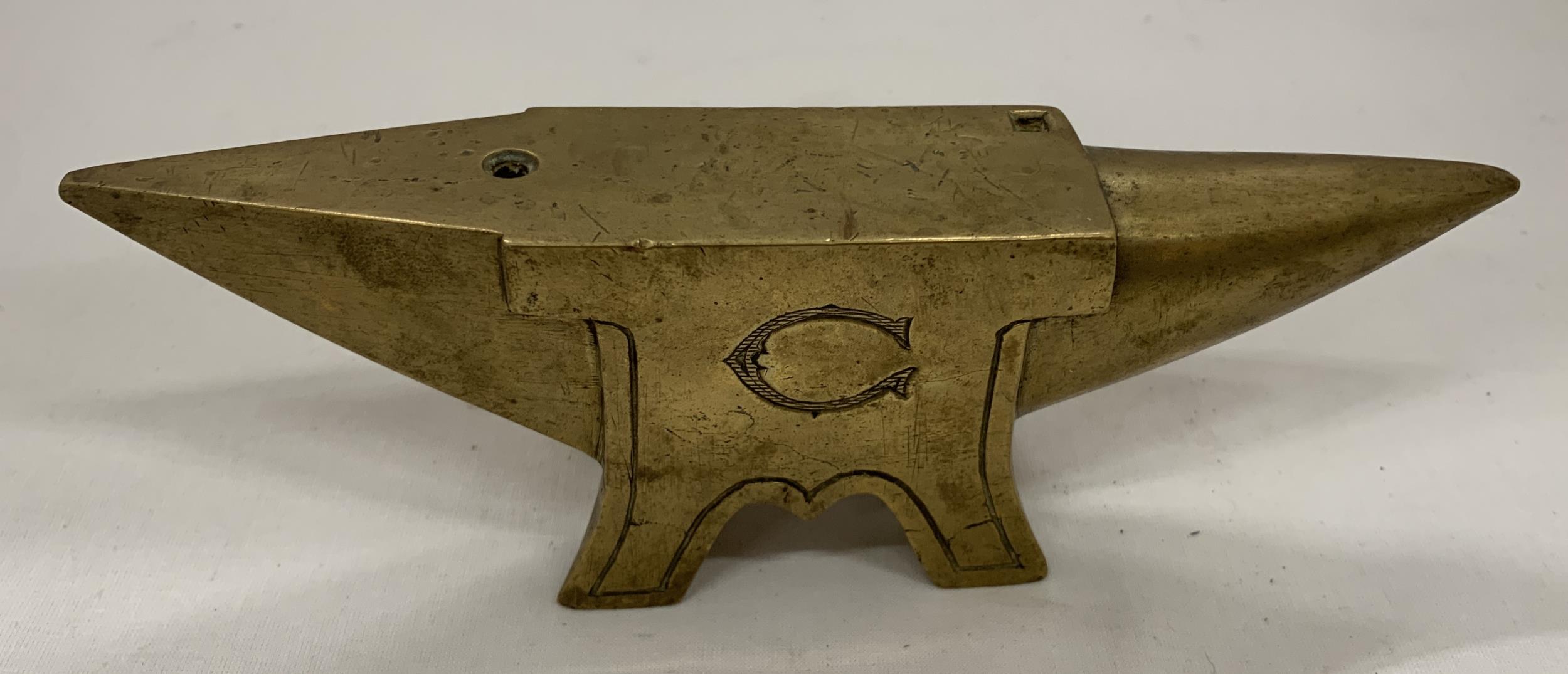 A MINIATURE BRONZE FORGE 1901 ANVIL, LENGTH 20 CM