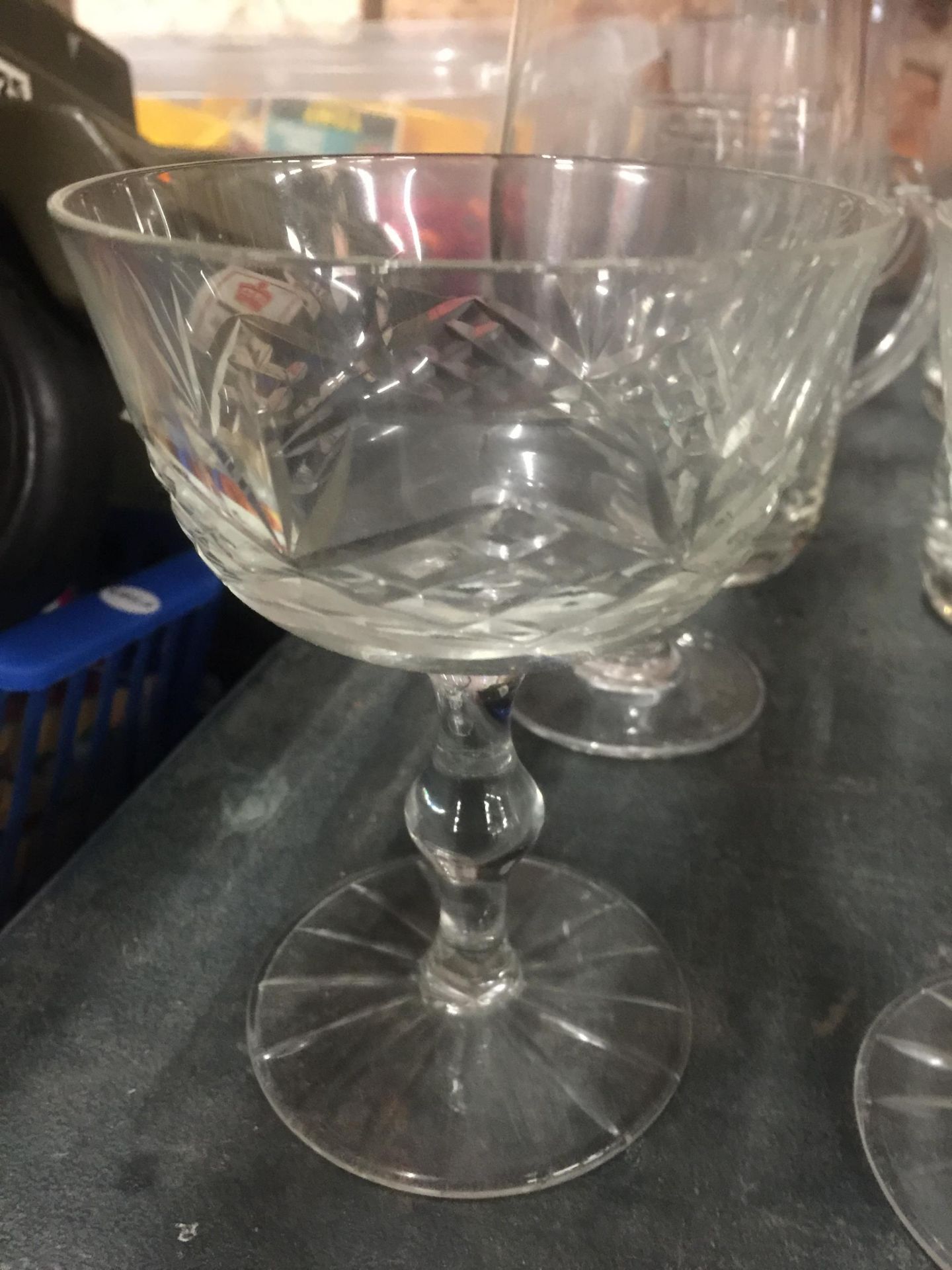 A COLLECTION OF DRINKING GLASSES TO INCLUDE CUT GLASS EXAMPLES - Image 2 of 4