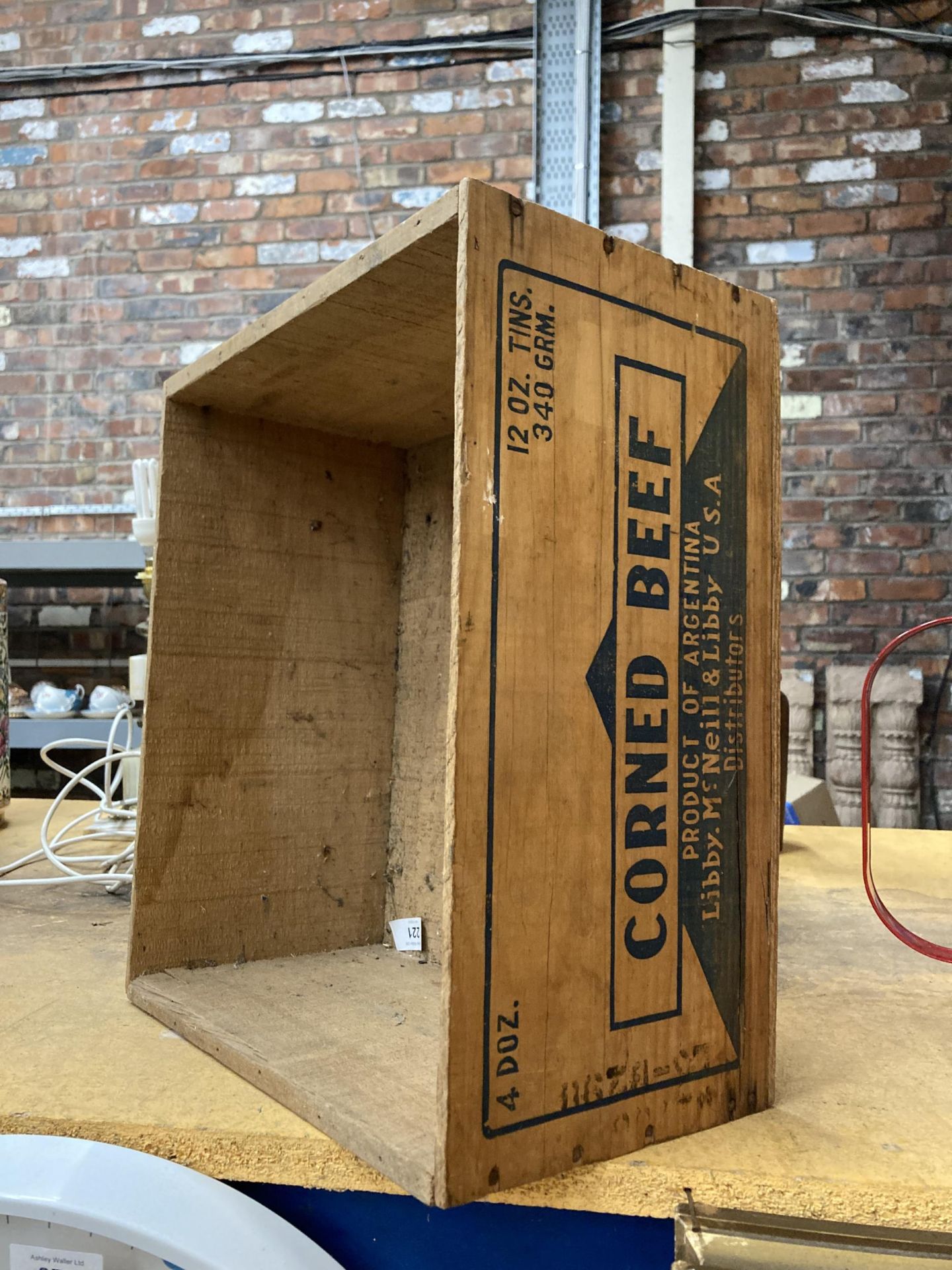 A VINTAGE 'LIBBYS' CORNED BEEF BOX - Bild 2 aus 2