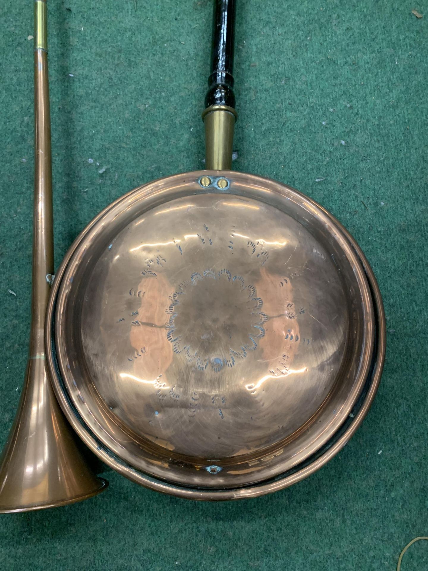 A VINTAGE COPPER TUB WITH BRASS HANDLES AND B.B INITIALS TOGETHER WITH A COPPER HUNTING HORN AND - Image 6 of 6