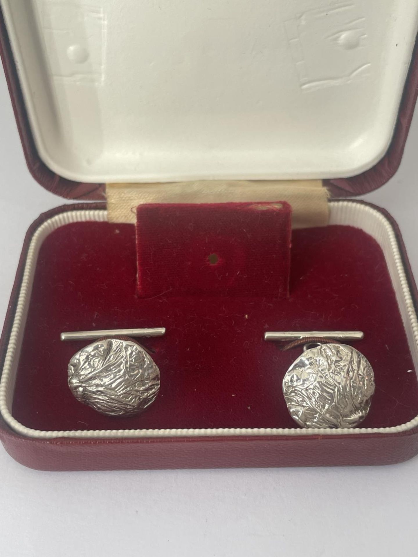 A BOXED PAIR OF SILVER DESIGNER CUFFLINKS