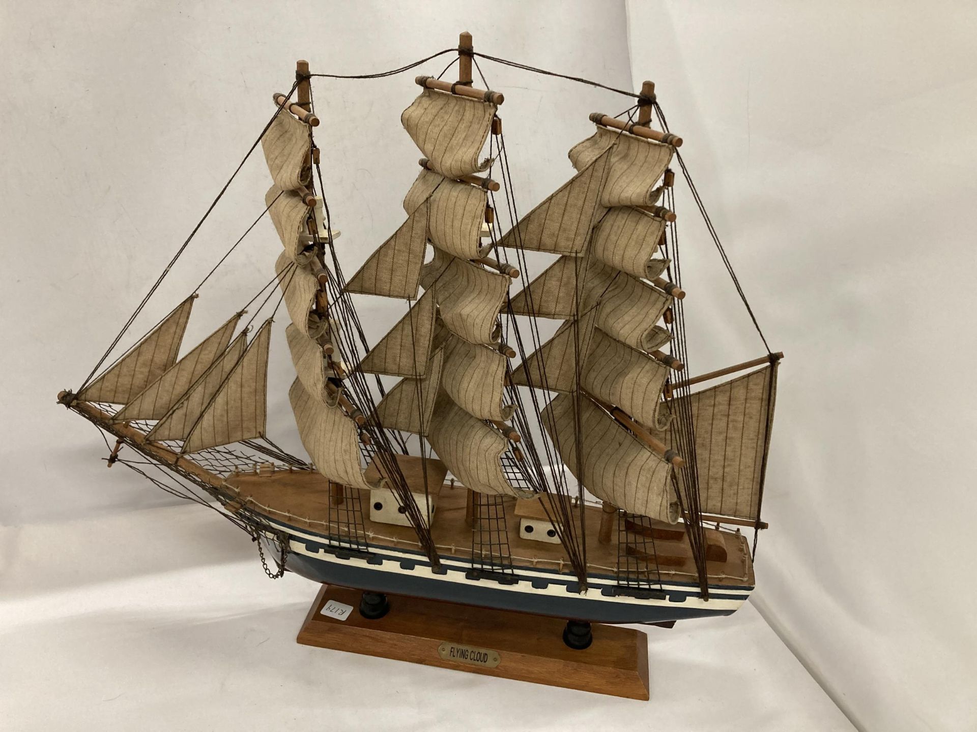 TWO WOODEN MODELS OF SAILING SHIPS, HEIGHTS 45CM AND 35CM, LENGTHS 51CM AND 35CM - Bild 3 aus 7