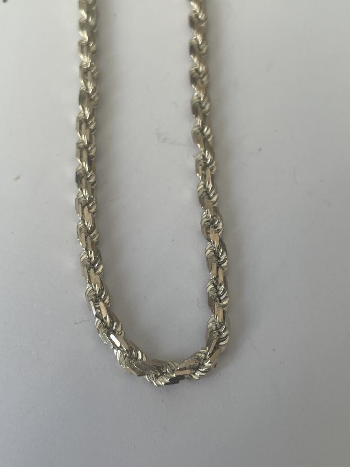 A SILVER ROPE CHOKER NECKLACE - Image 2 of 3