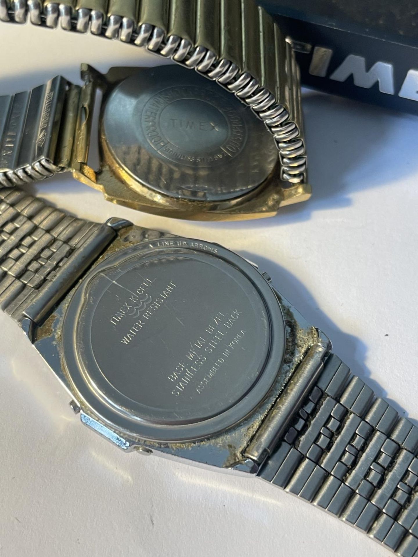 TWO VINTAGE TIMEX WATCHES TO INCLUDE A DIGITAL AND A PRESENTATION BOX - Image 4 of 4