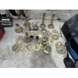 AN ASSORTMENT OF VINTAGE BRASS ITEMS TO INCLUDE HORSE BRASSES AND CANDLESTICKS ETC