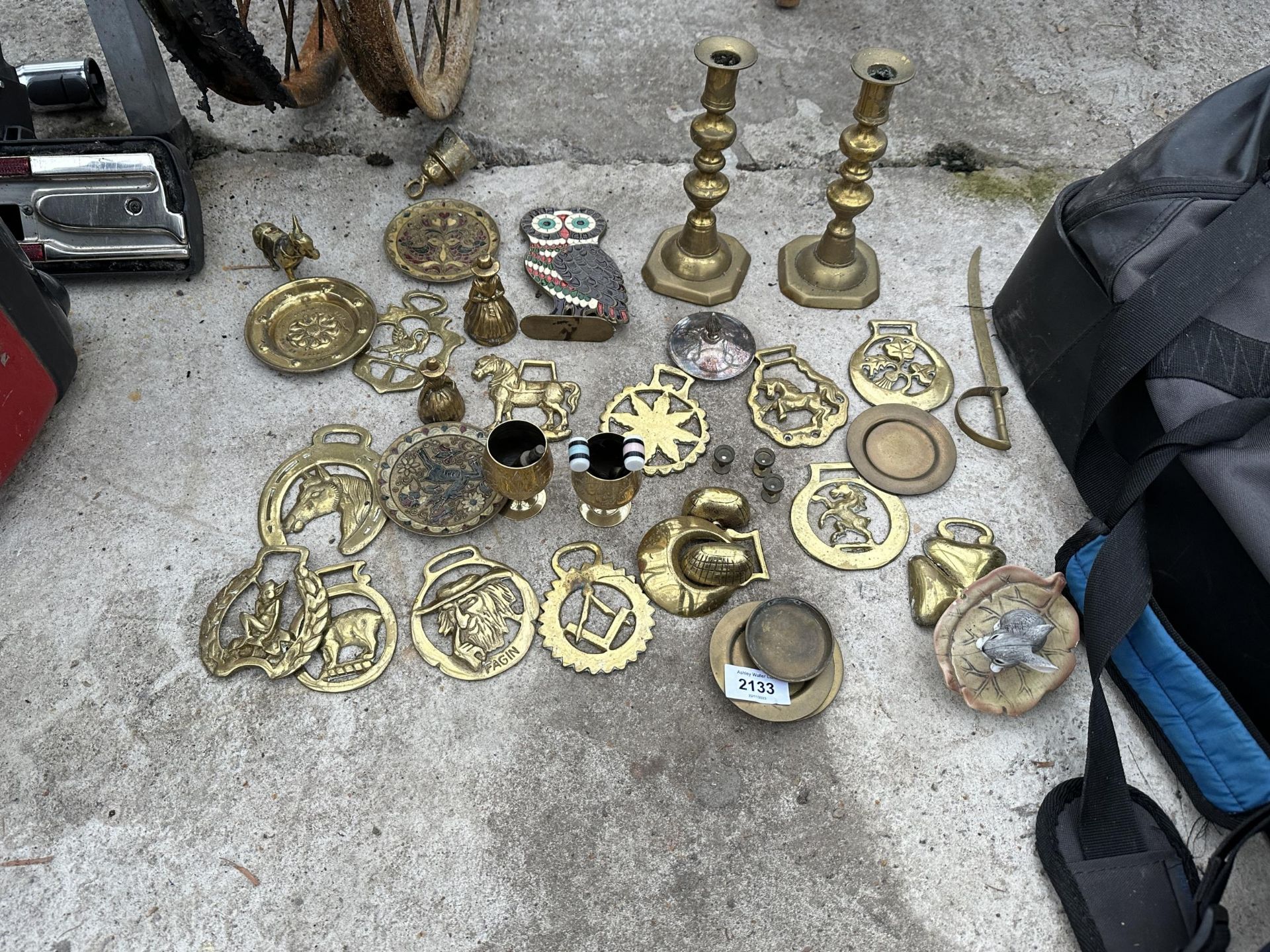 AN ASSORTMENT OF VINTAGE BRASS ITEMS TO INCLUDE HORSE BRASSES AND CANDLESTICKS ETC