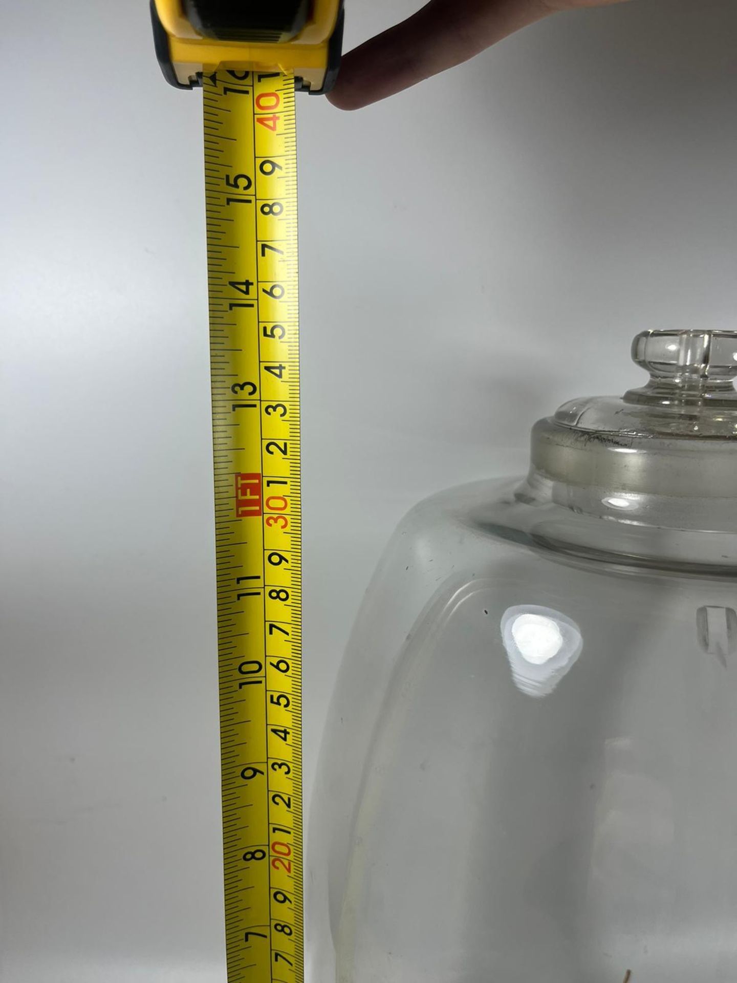 A 19TH CENTURY APOTHECARY / PHARMACY GLASS DISPENSER WITH ETCHED MEASUREMENTS, PONTIL MARK TO - Image 5 of 5