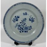 A CHINESE 18TH CENTURY BLUE AND WHITE PORCELAIN FLORAL DESIGN PLATE, UNMARKED TO BASE, DIAMETER 23