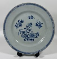 A CHINESE 18TH CENTURY BLUE AND WHITE PORCELAIN FLORAL DESIGN PLATE, UNMARKED TO BASE, DIAMETER 23