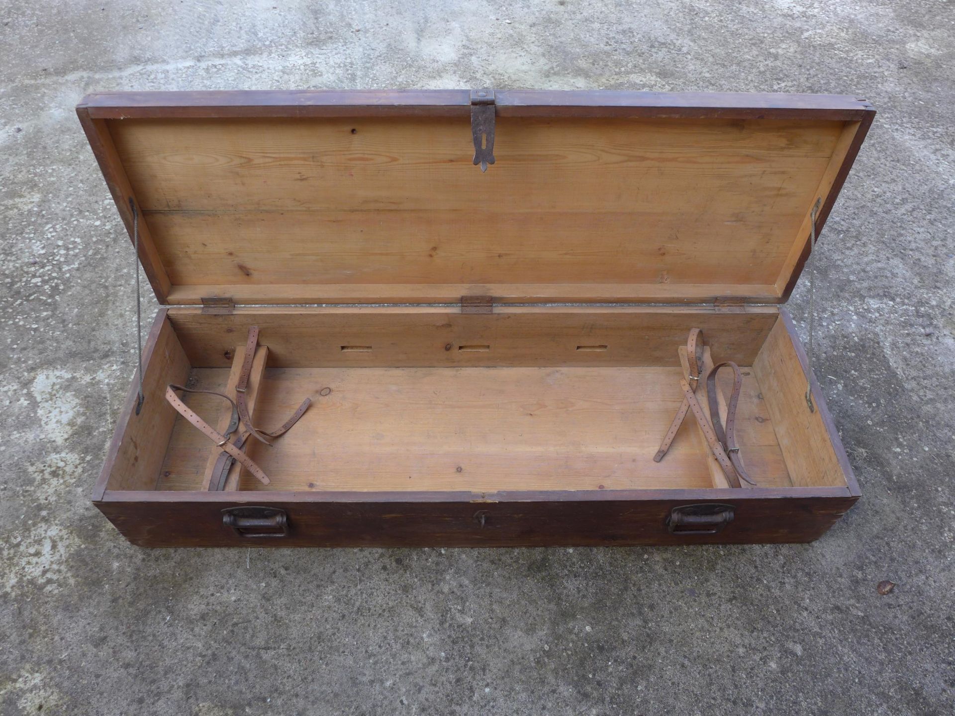 A WOODEN TRANSIT CASE FOR A 1917 BROWNING 30 CALIBRE MACHINE GUN, WITH ORIGINAL LEATHER HOLD DOWN - Bild 2 aus 6