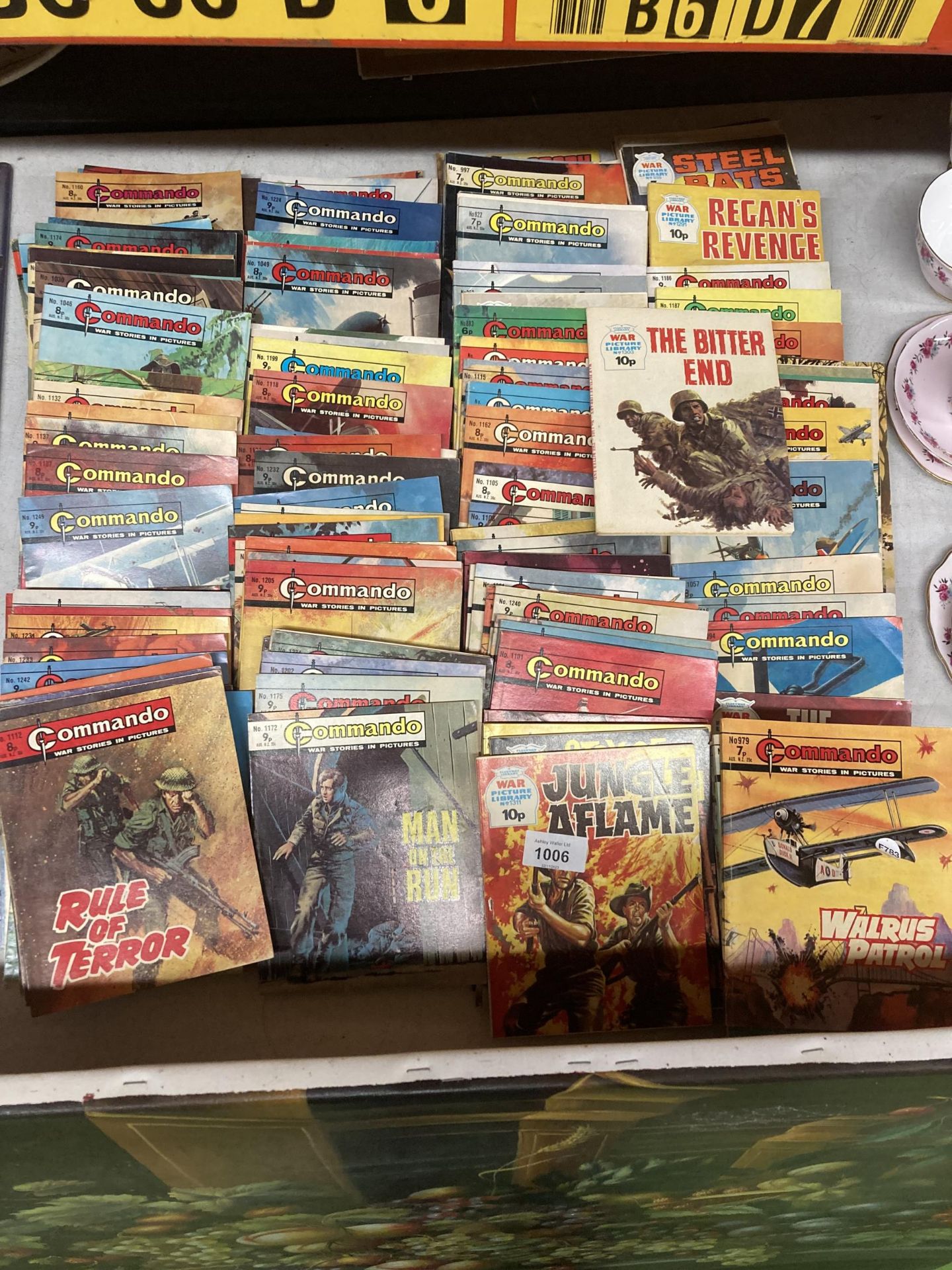 A VERY LARGE COLLECTION OF VINTAGE 'COMMANDO' COMICS