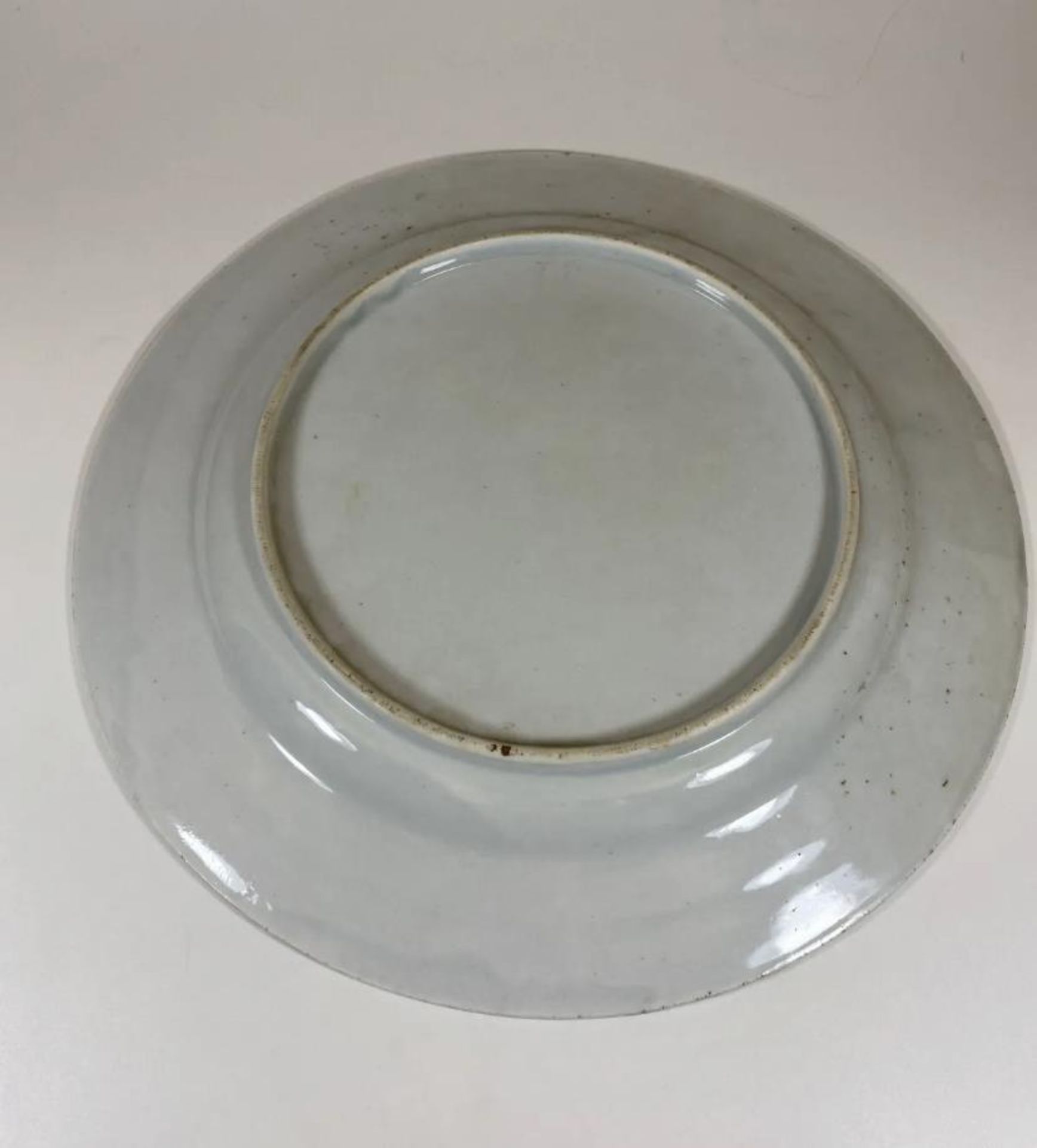 A 19TH CENTURY CHINESE DESIGN ENGLISH PEARLWARE CHARGER, DIAMETER 35 CM - Image 3 of 3
