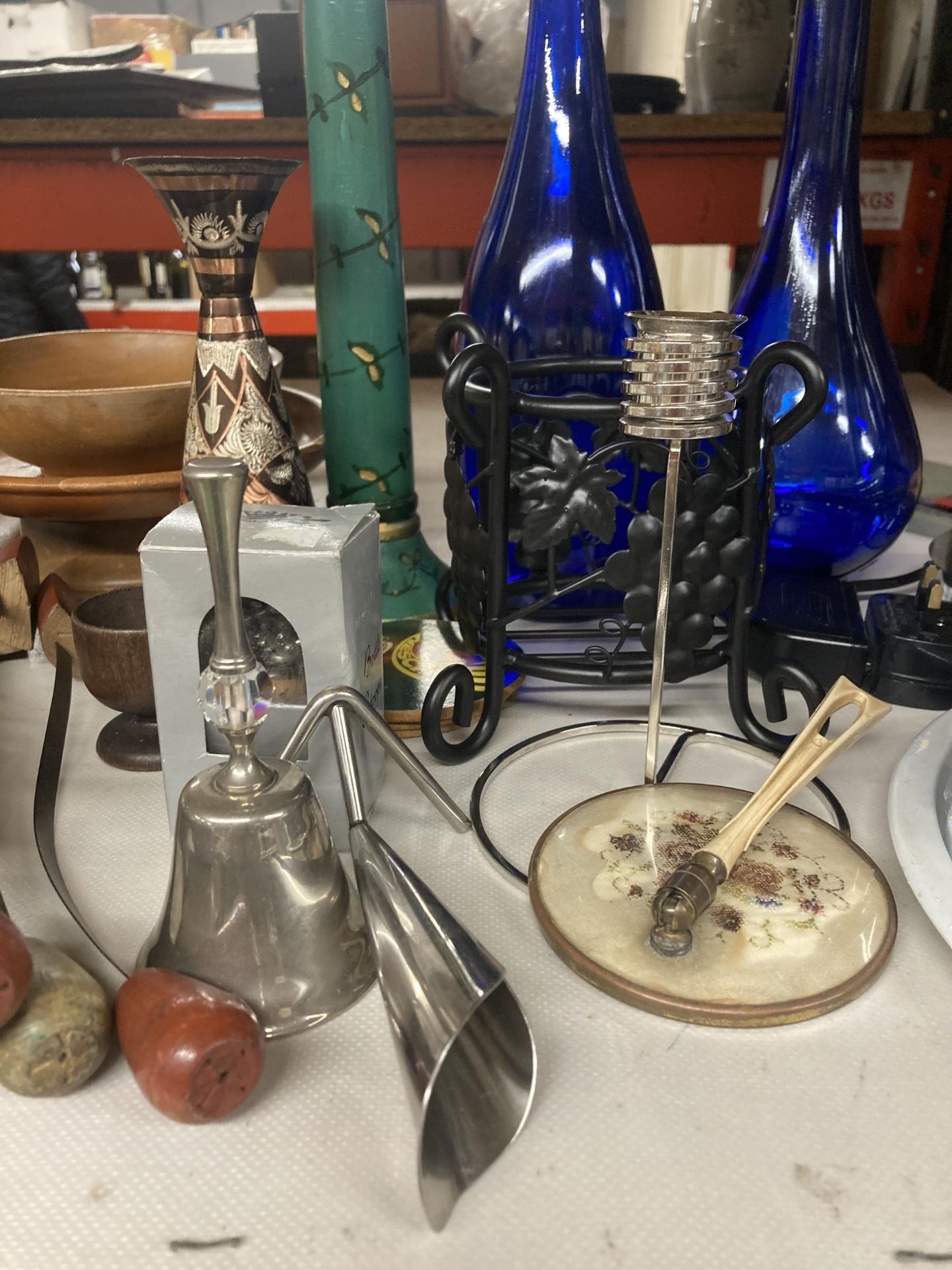 A MIXED GROUP OF ITEMS TO INCLUDE BLUE GLASS BOTTLES, TREEN BOWL, CARVED STANDS ETC - Image 4 of 4