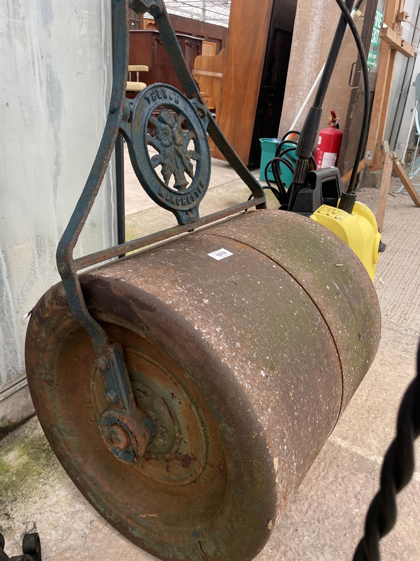 A VINTAGE THEXOR LANCASHIRE CAST IRON GARDEN ROLLER - Image 2 of 2