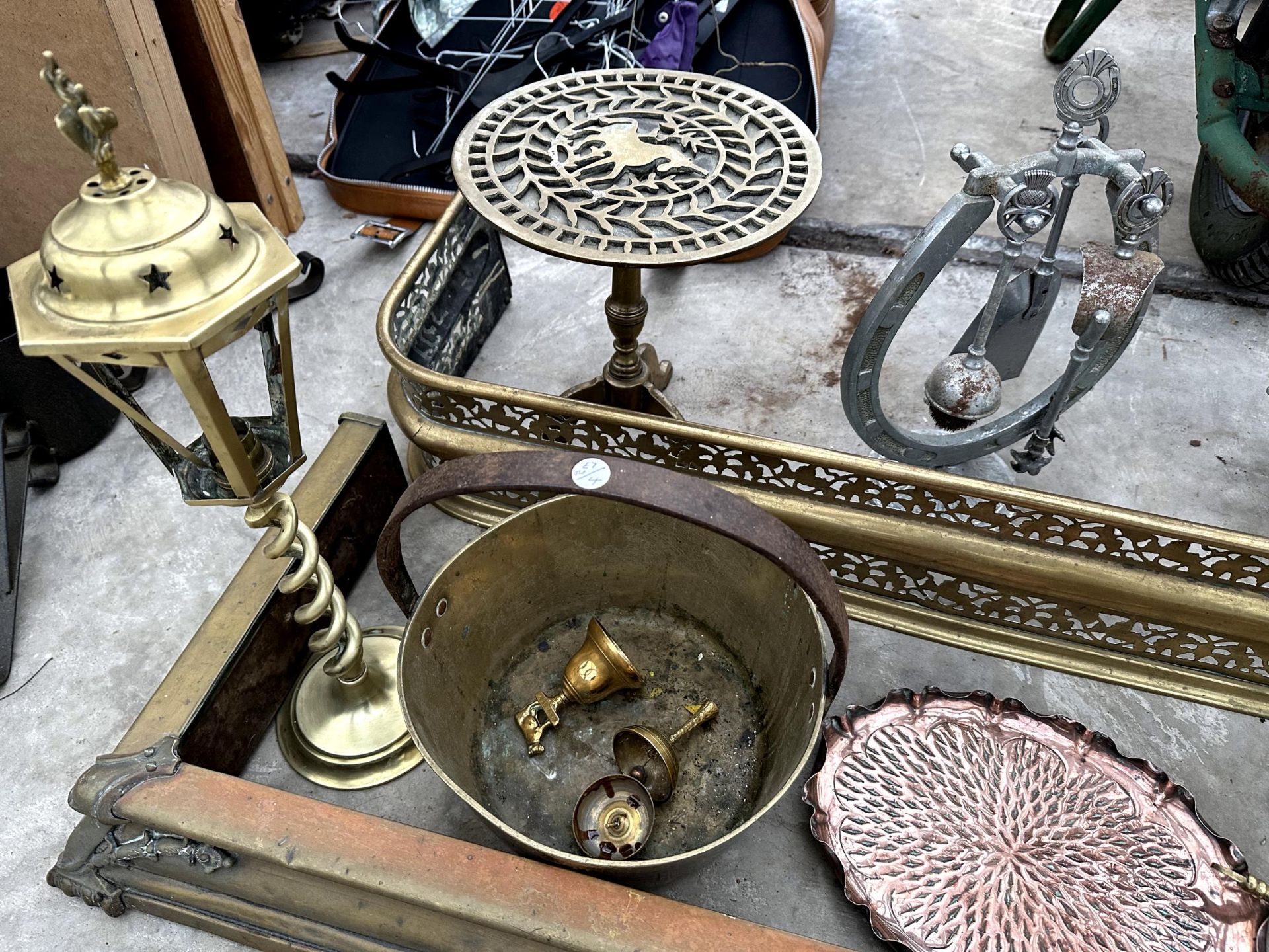 A LARGE QUANTITY OF BRASS AND COPPER ITEMS TO INCLUDE FIRE FENDERS, A DECORATIVE TRIVET STAND AND - Bild 3 aus 3