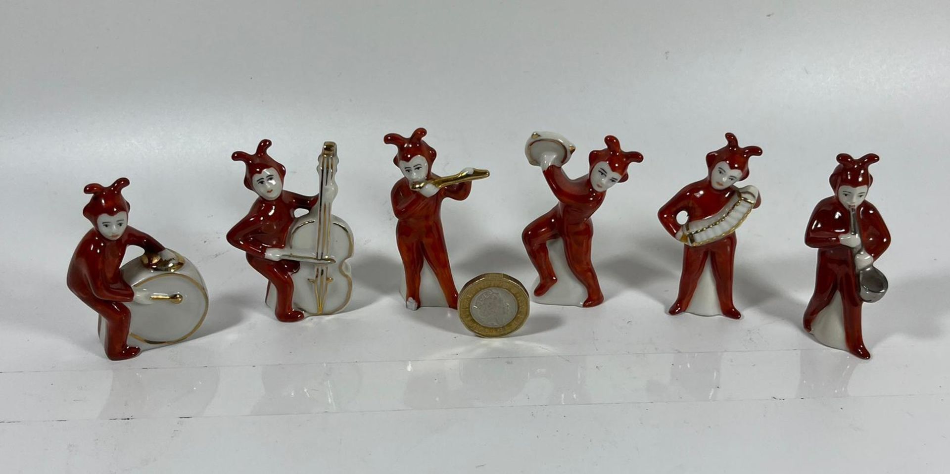 A RARE RUSSIAN MINIATURE PORCELAIN SET OF JESTER MUSICIAN FIGURES, HEIGHT 6CM - Bild 4 aus 5