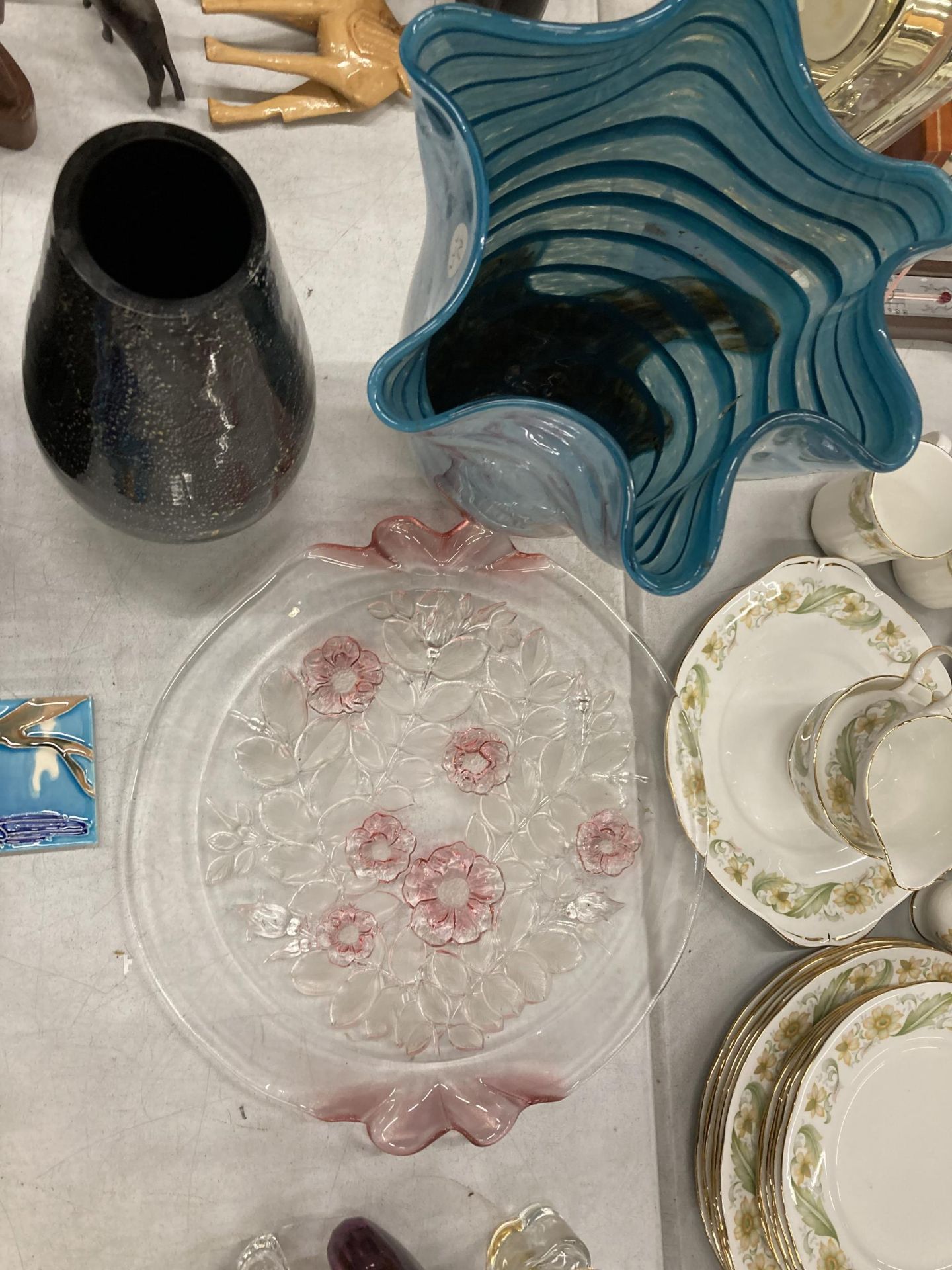 A MIXED LOT TO INCLUDE BLUE ART GLASS PINCHED DESIGN VASE, BIRD PLAQUE, PAIR OF CRANBERRY CUT - Bild 3 aus 4