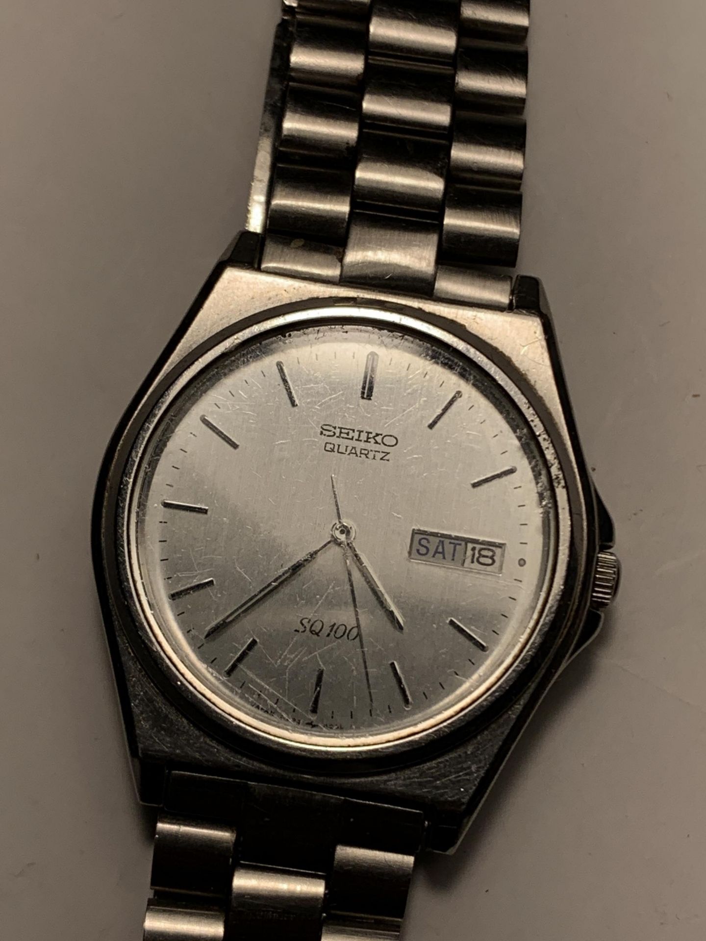 A GENTS SEIKO QUARTZ SQ100 WITH STAINLESS STEEL STRAP SEEN WORKING BUT NO WARRANTY - Image 2 of 5