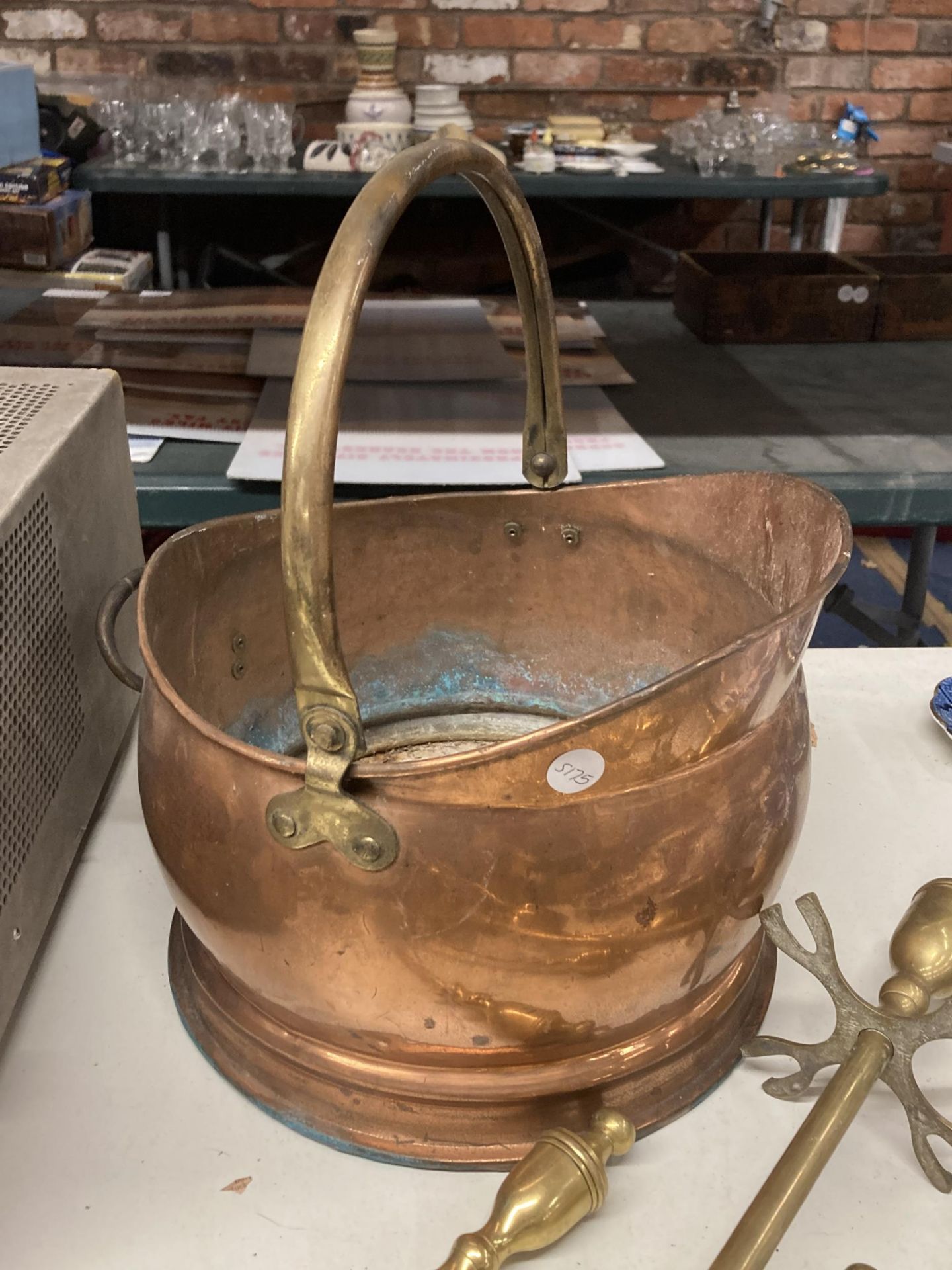 A COPPER COAL SCUTTLE WITH BRASS HANDLE PLUS A BRASS COMPANION SET - Image 2 of 3